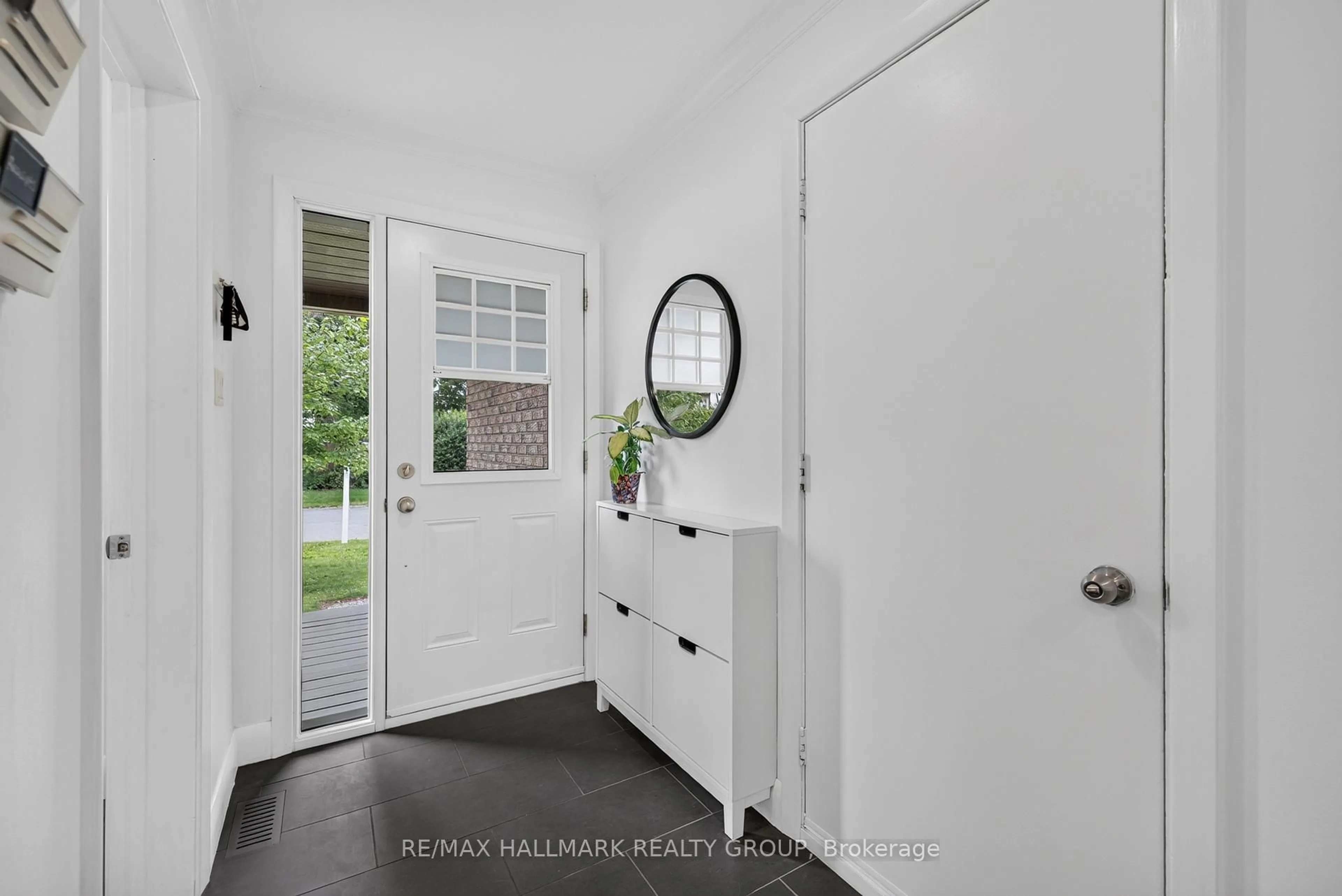 Indoor entryway for 1797 Bromont Way, Orleans Ontario K1C 5J7