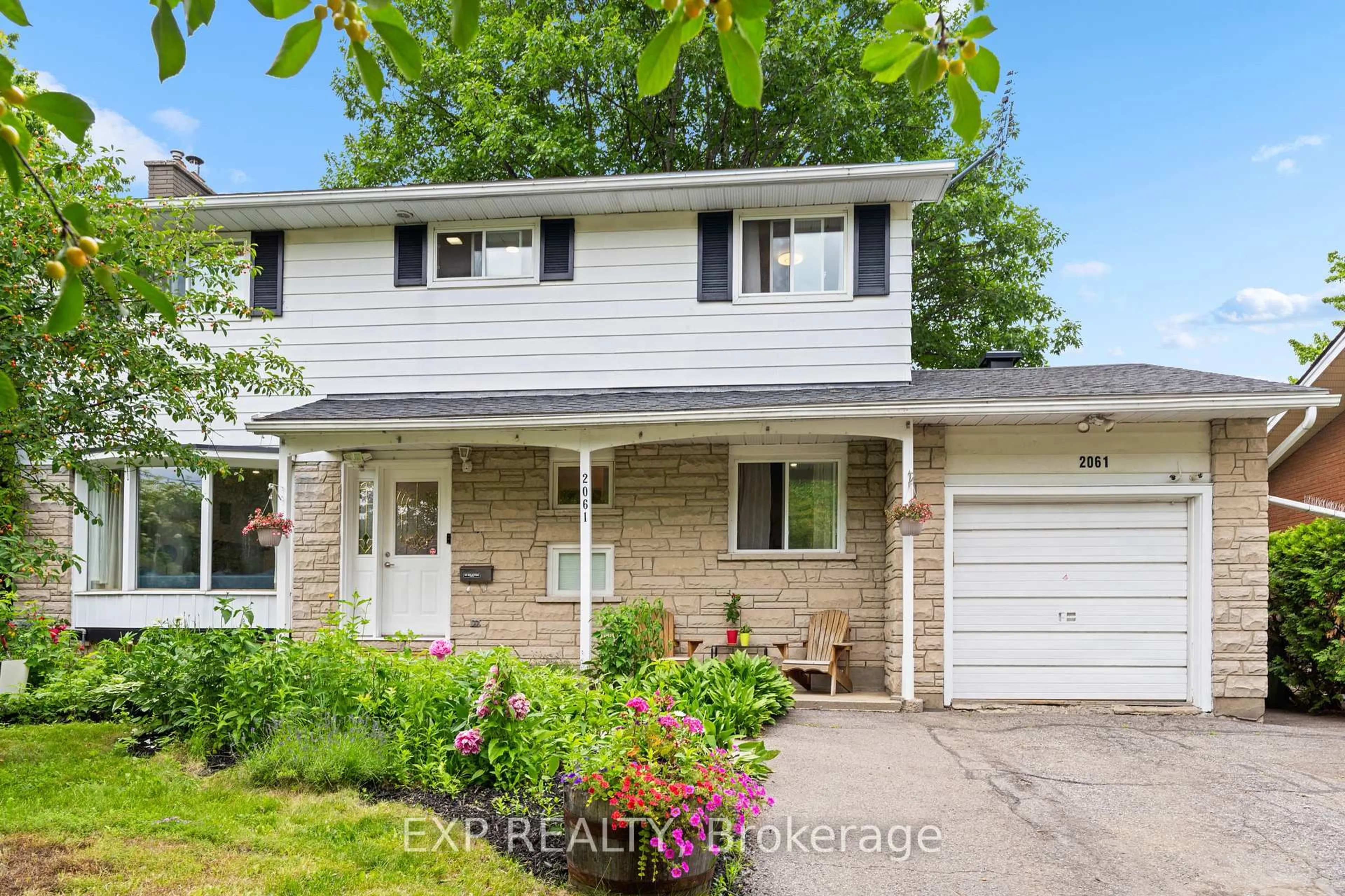 Home with vinyl exterior material, street for 2061 Balharrie Ave, Ottawa Ontario K1G 1G2