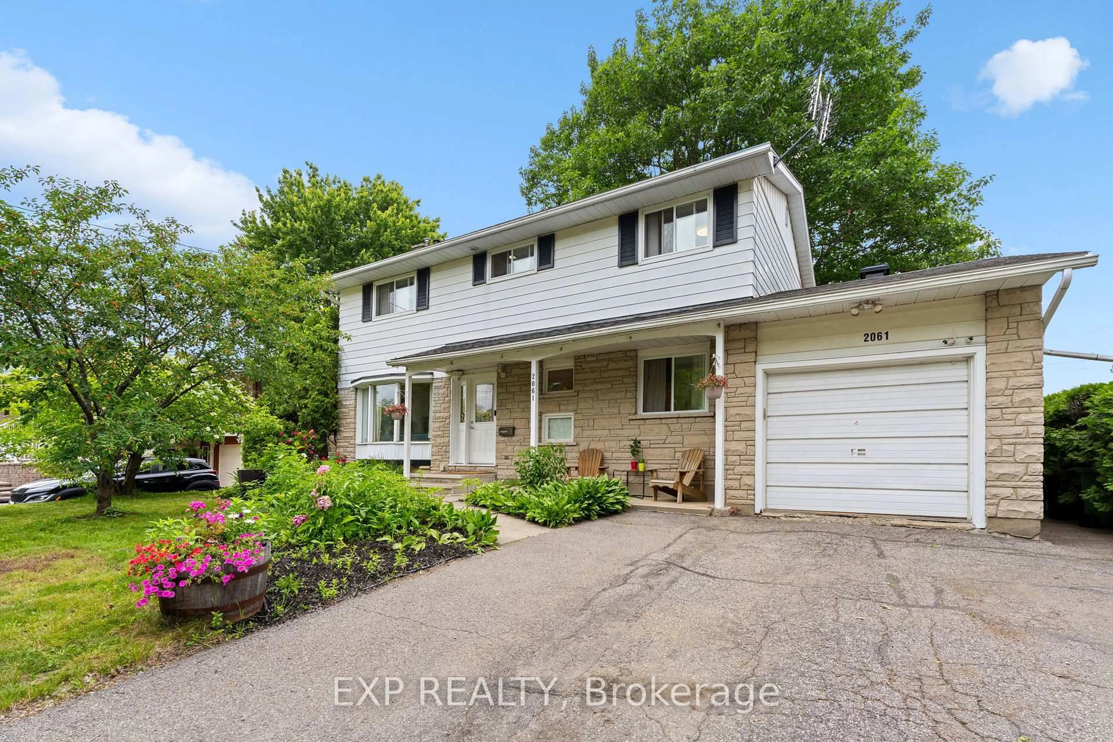 Home with vinyl exterior material, street for 2061 Balharrie Ave, Ottawa Ontario K1G 1G2