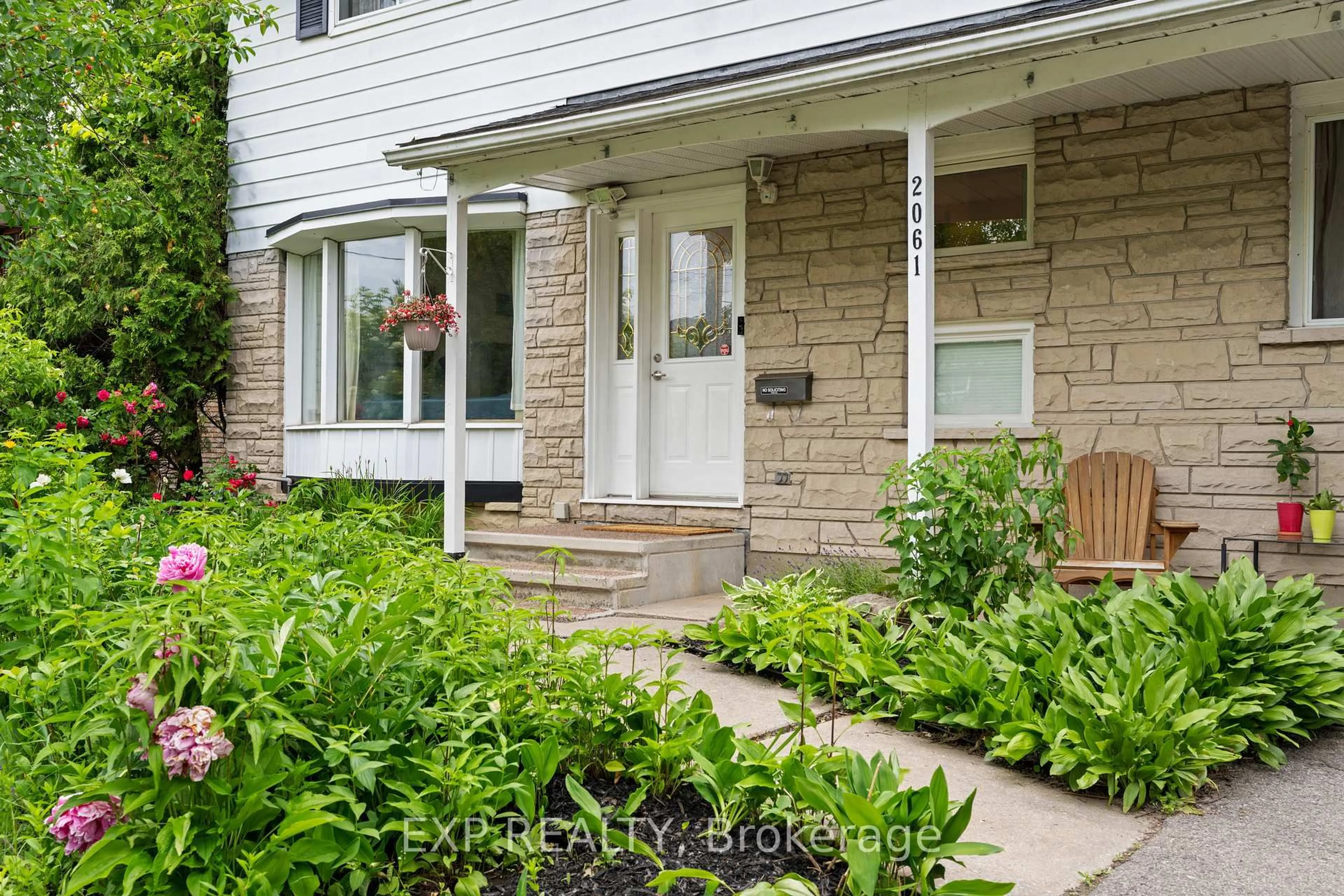 Unknown for 2061 Balharrie Ave, Ottawa Ontario K1G 1G2