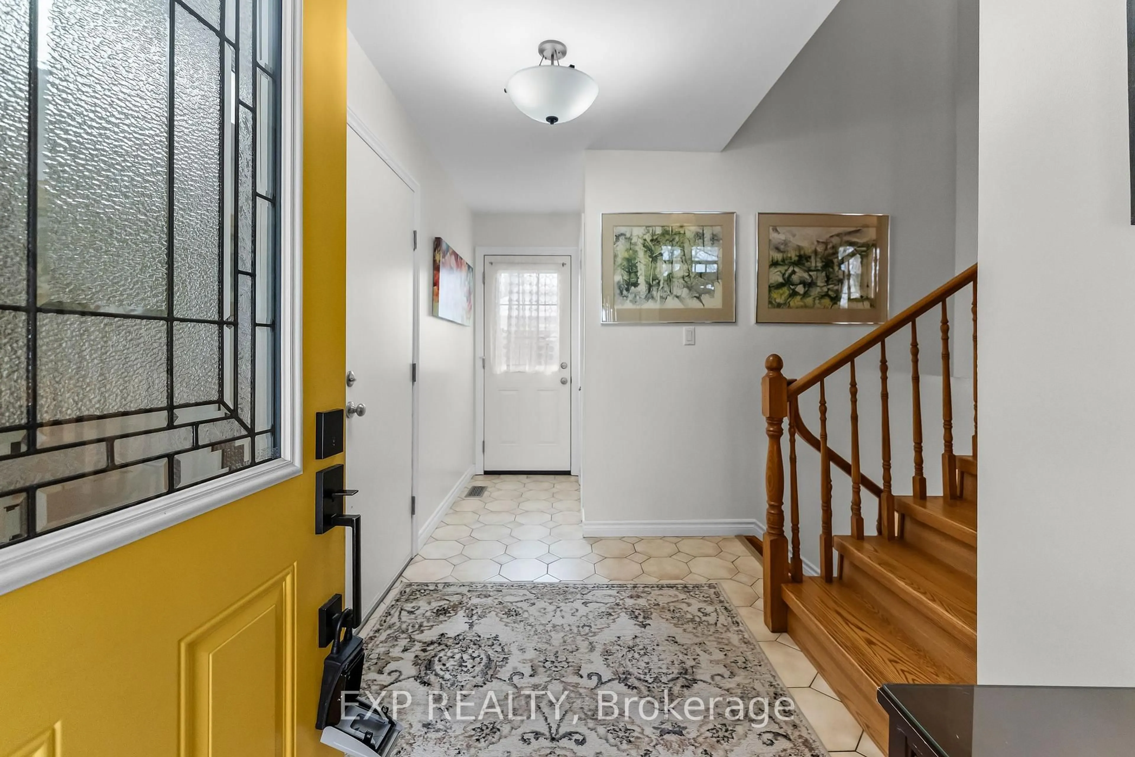 Indoor entryway for 2881 Olden Ave, Niagara Falls Ontario L2J 3Y9