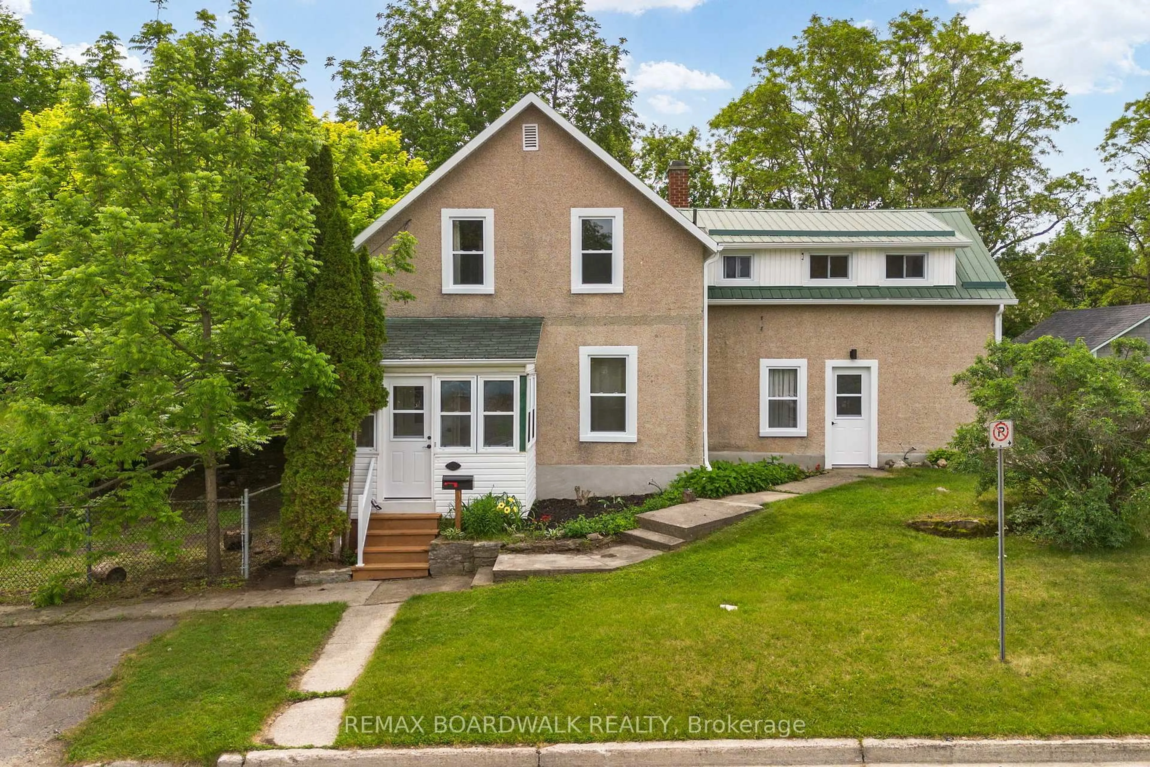 A pic from outside/outdoor area/front of a property/back of a property/a pic from drone, street for 8 Grant St, Perth Ontario K7H 1X4