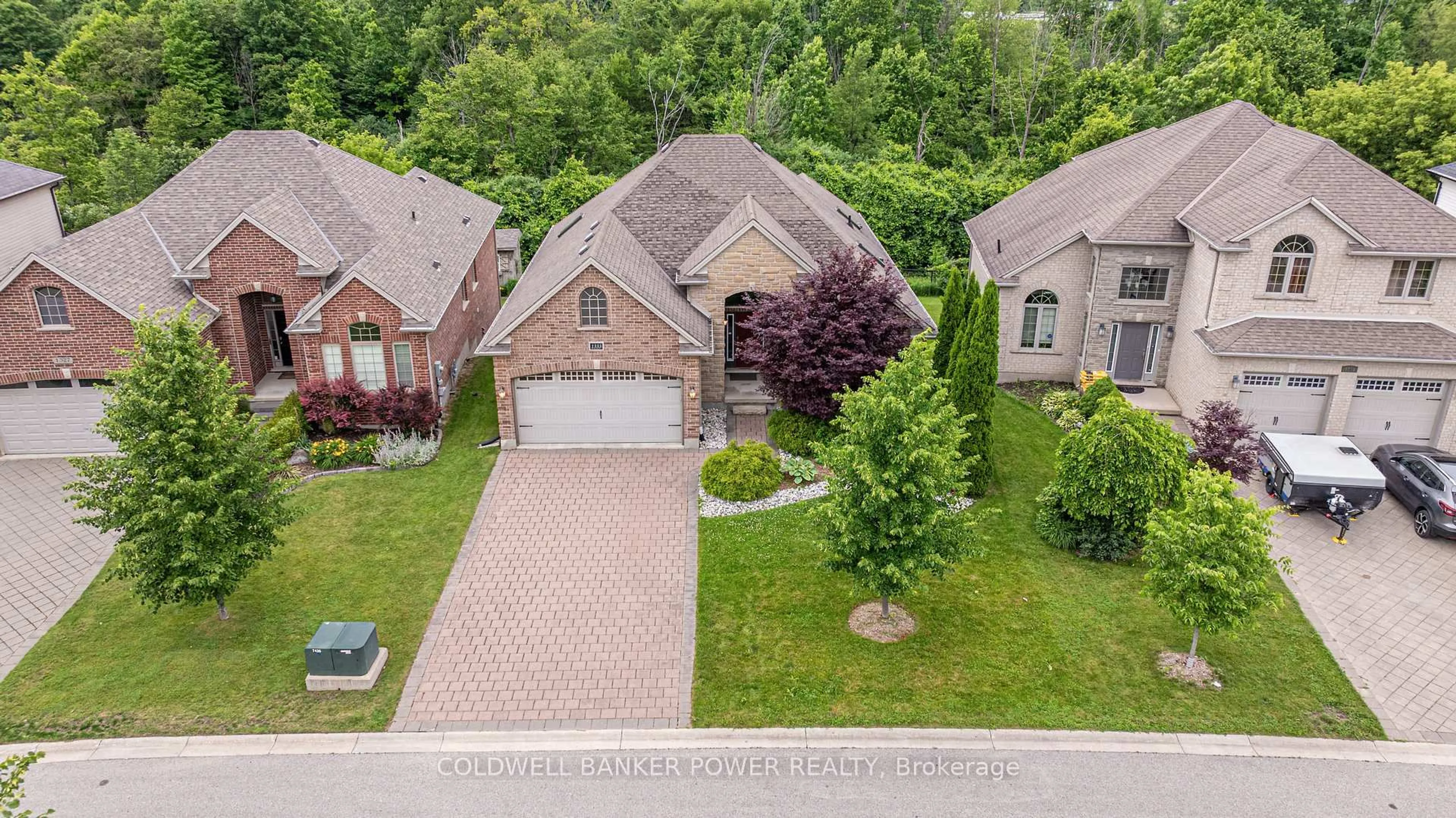 A pic from outside/outdoor area/front of a property/back of a property/a pic from drone, street for 1333 Staffordshire Rd, London North Ontario N6H 0B8