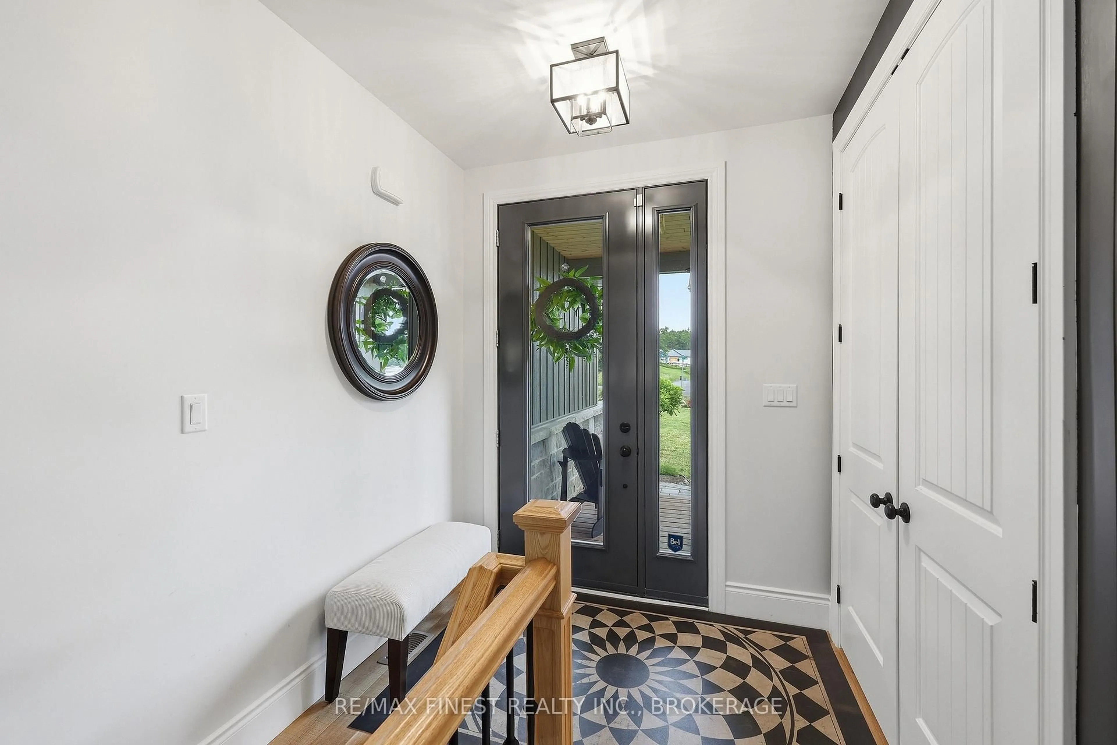 Indoor entryway for 1046 Kam Ave, Inverary Ontario K0H 1X0