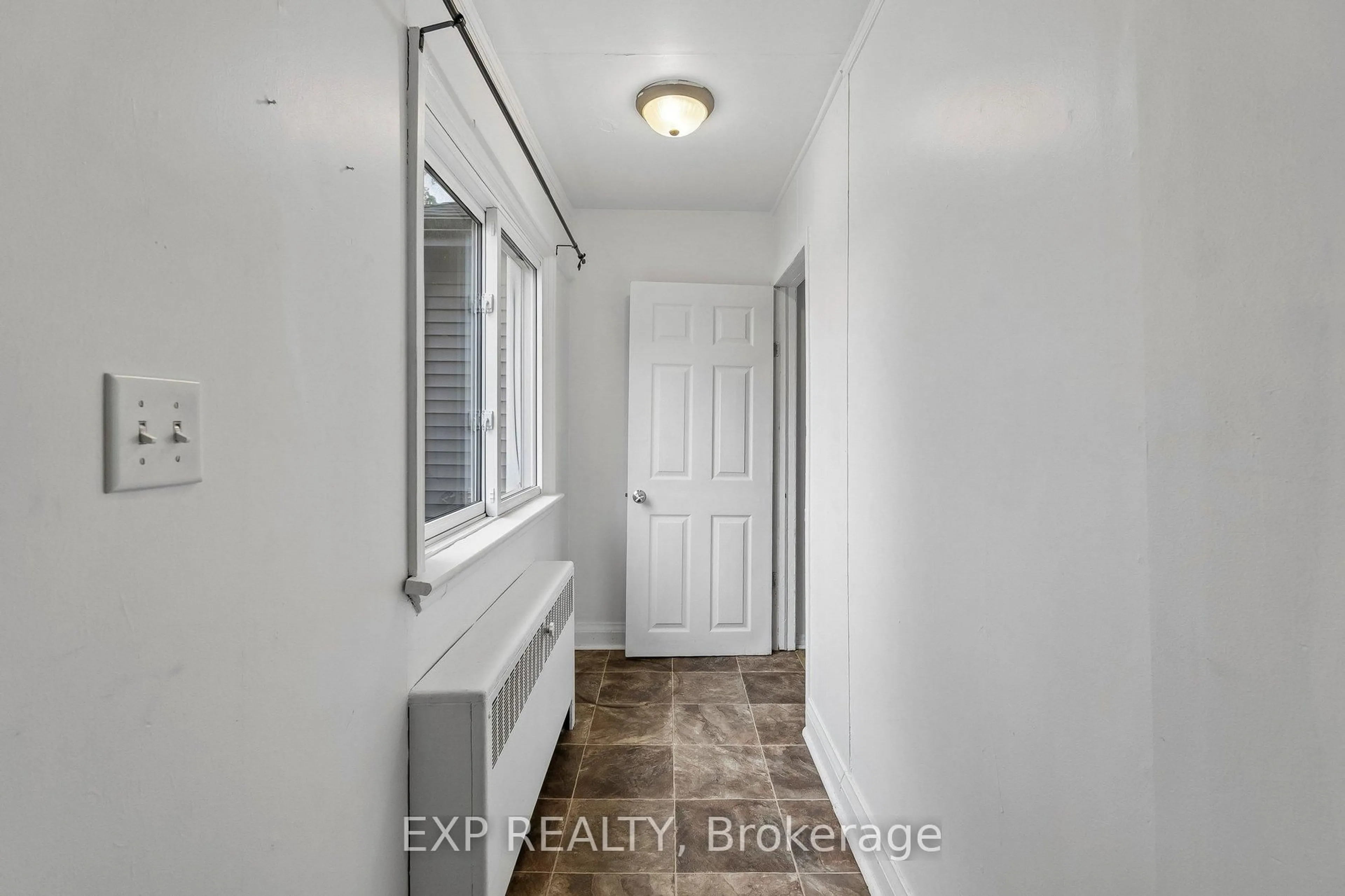 Indoor entryway for 53 Kinsey St, St. Catharines Ontario L2S 1E2
