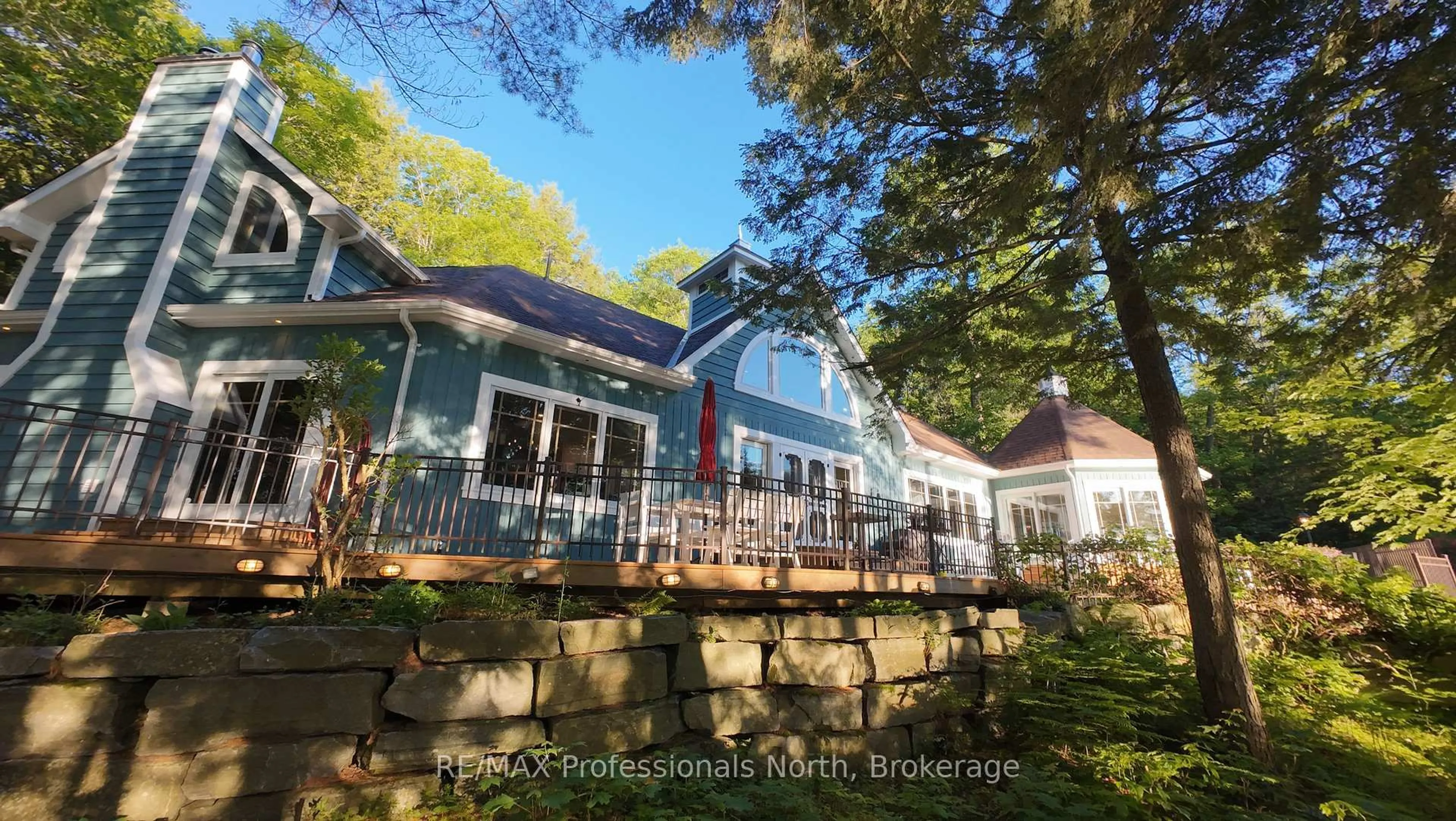 A pic from outside/outdoor area/front of a property/back of a property/a pic from drone, water/lake/river/ocean view for 4113 South Portage Rd, Huntsville Ontario P1H 2J3