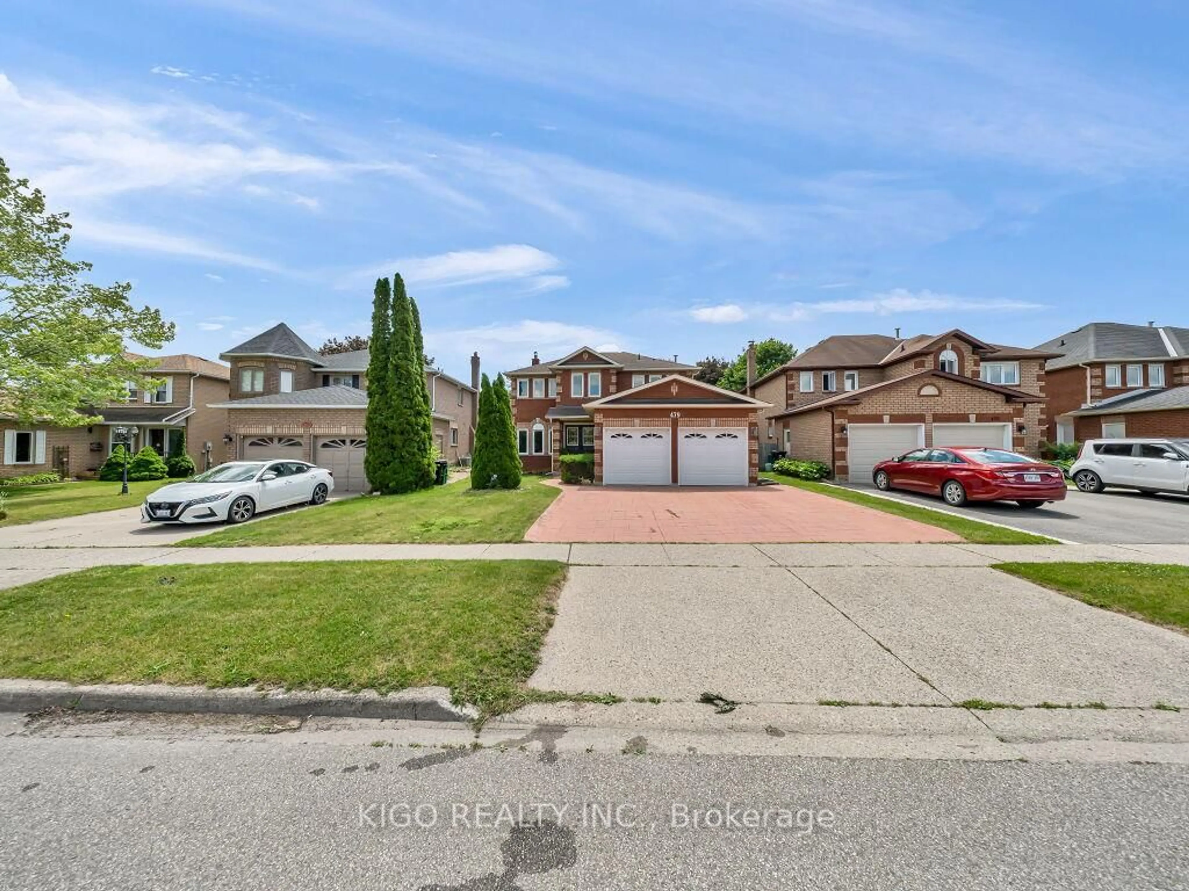 A pic from outside/outdoor area/front of a property/back of a property/a pic from drone, street for 479 Saginaw Pkwy, Cambridge Ontario N1T 1M6