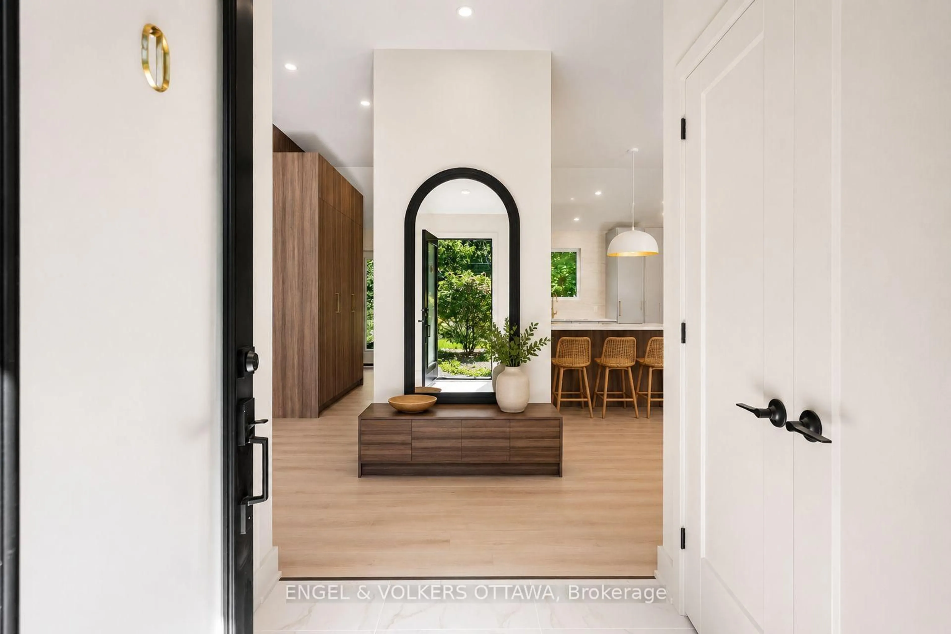 Indoor entryway for 1 Amberly Pl, Ottawa Ontario K1J 7J9