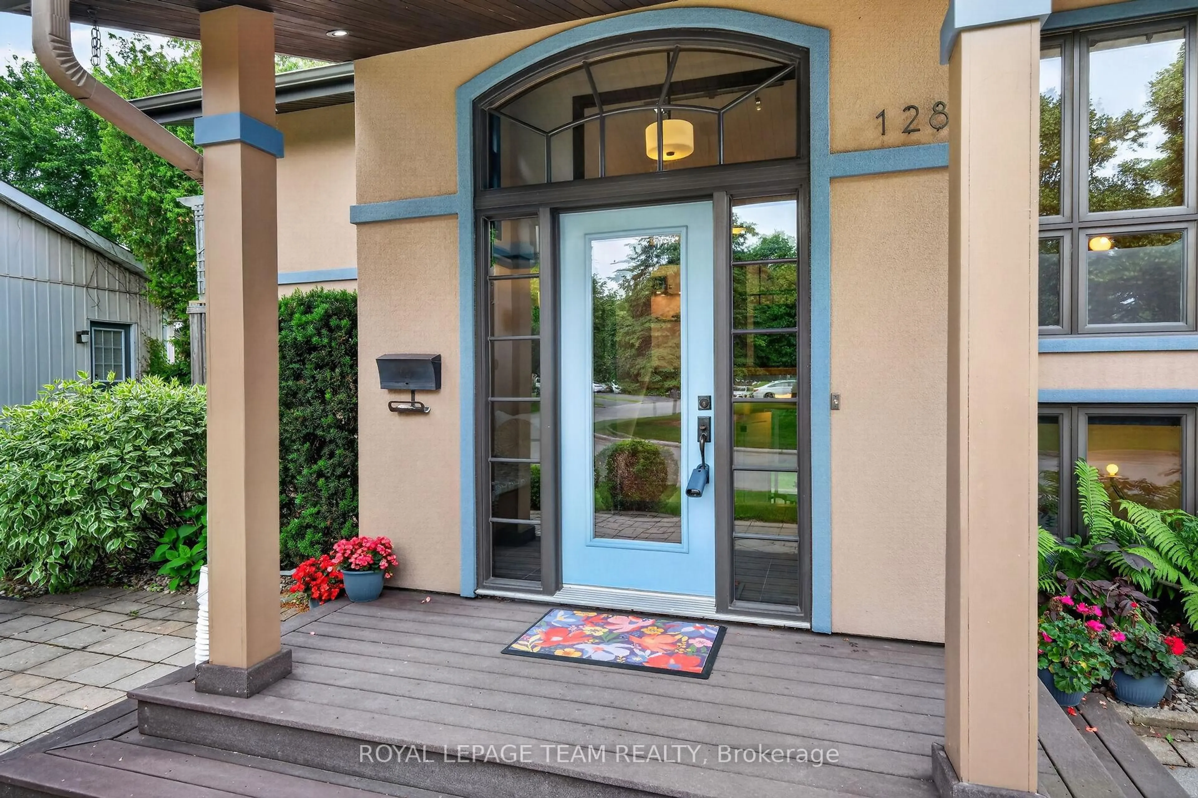 Indoor entryway for 1282 Alloway Cres, Ottawa Ontario K1K 3Z1