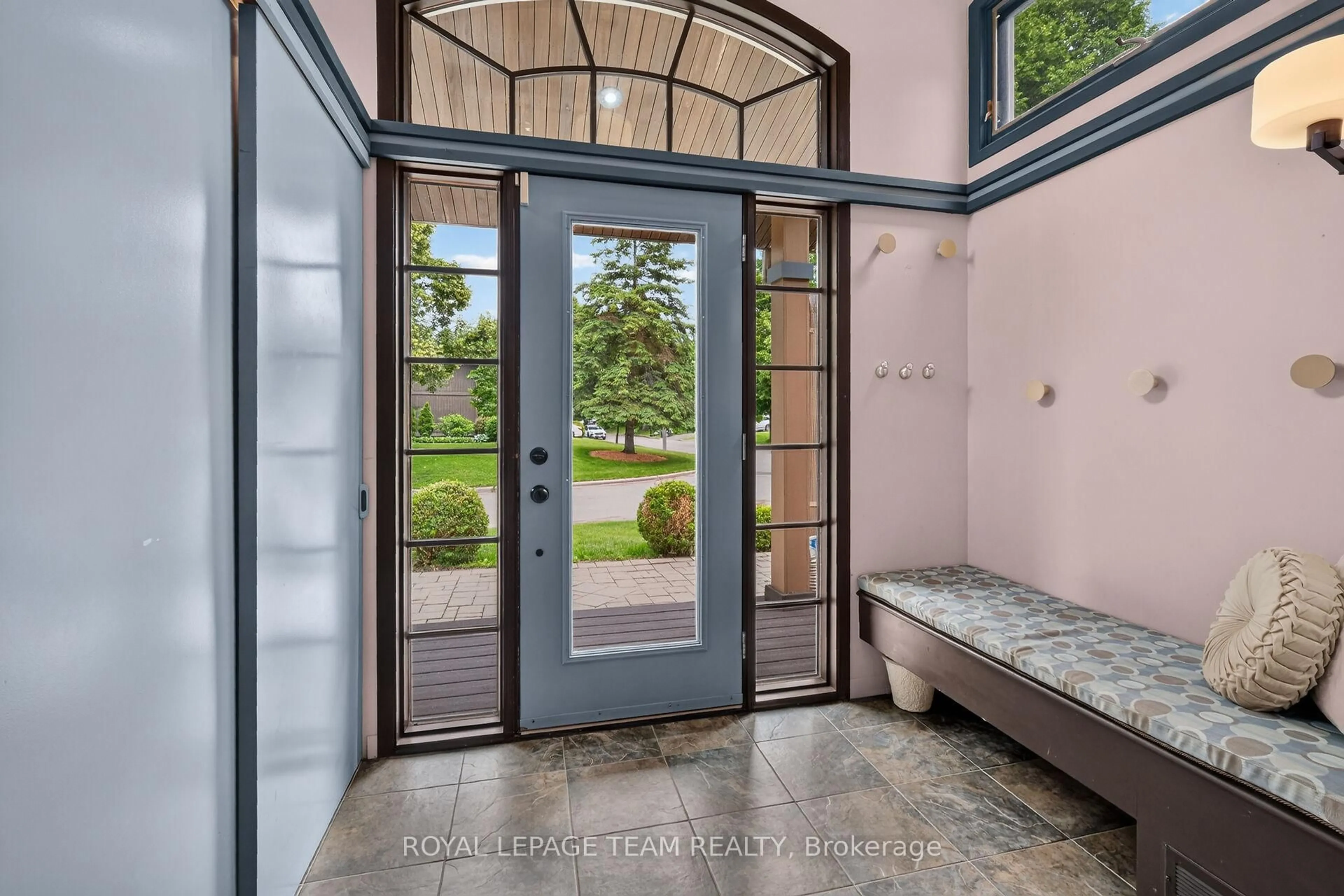 Indoor entryway for 1282 Alloway Cres, Ottawa Ontario K1K 3Z1