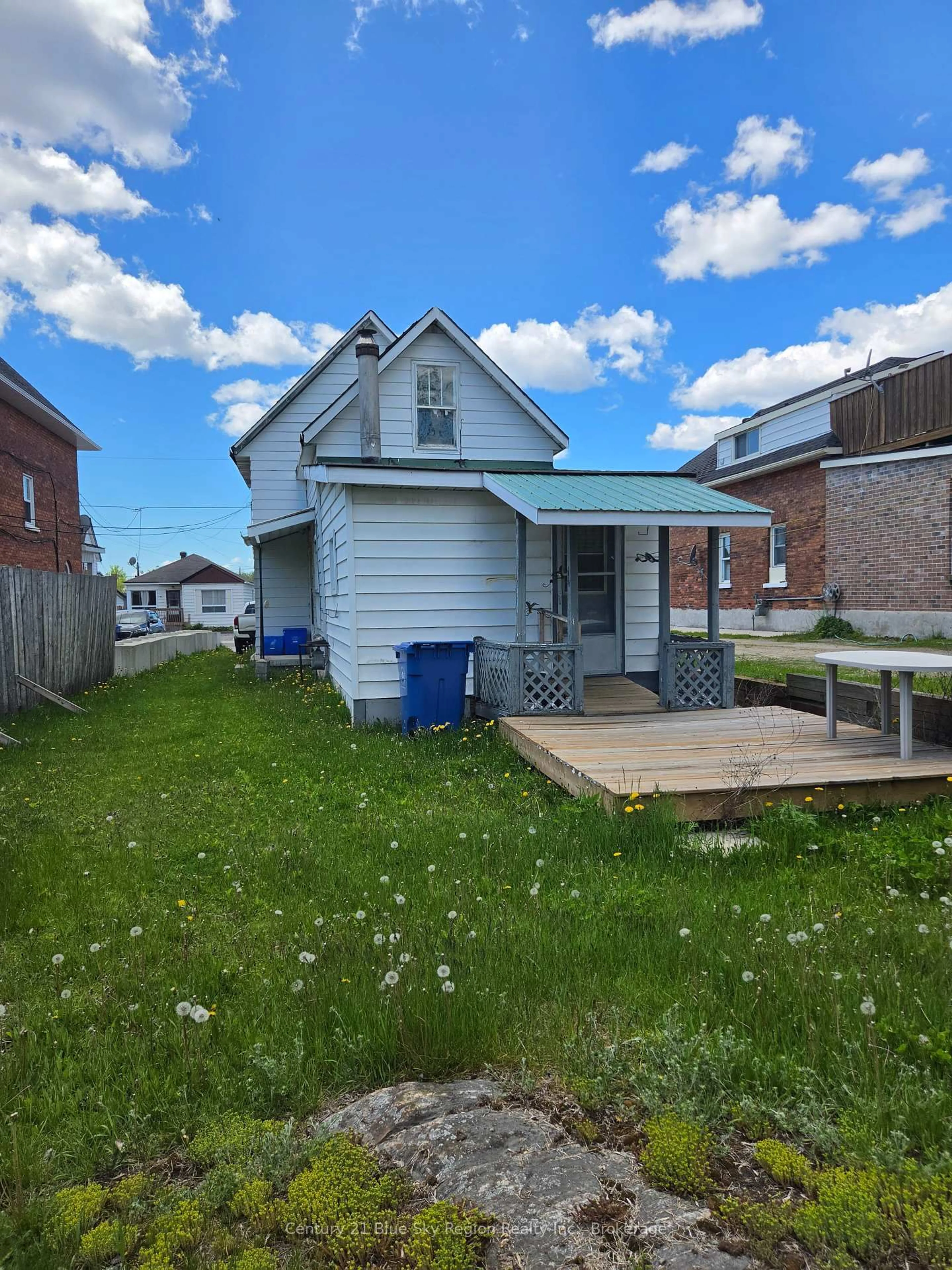 Unknown for 732 McIntyre St, North Bay Ontario P1B 2Z9