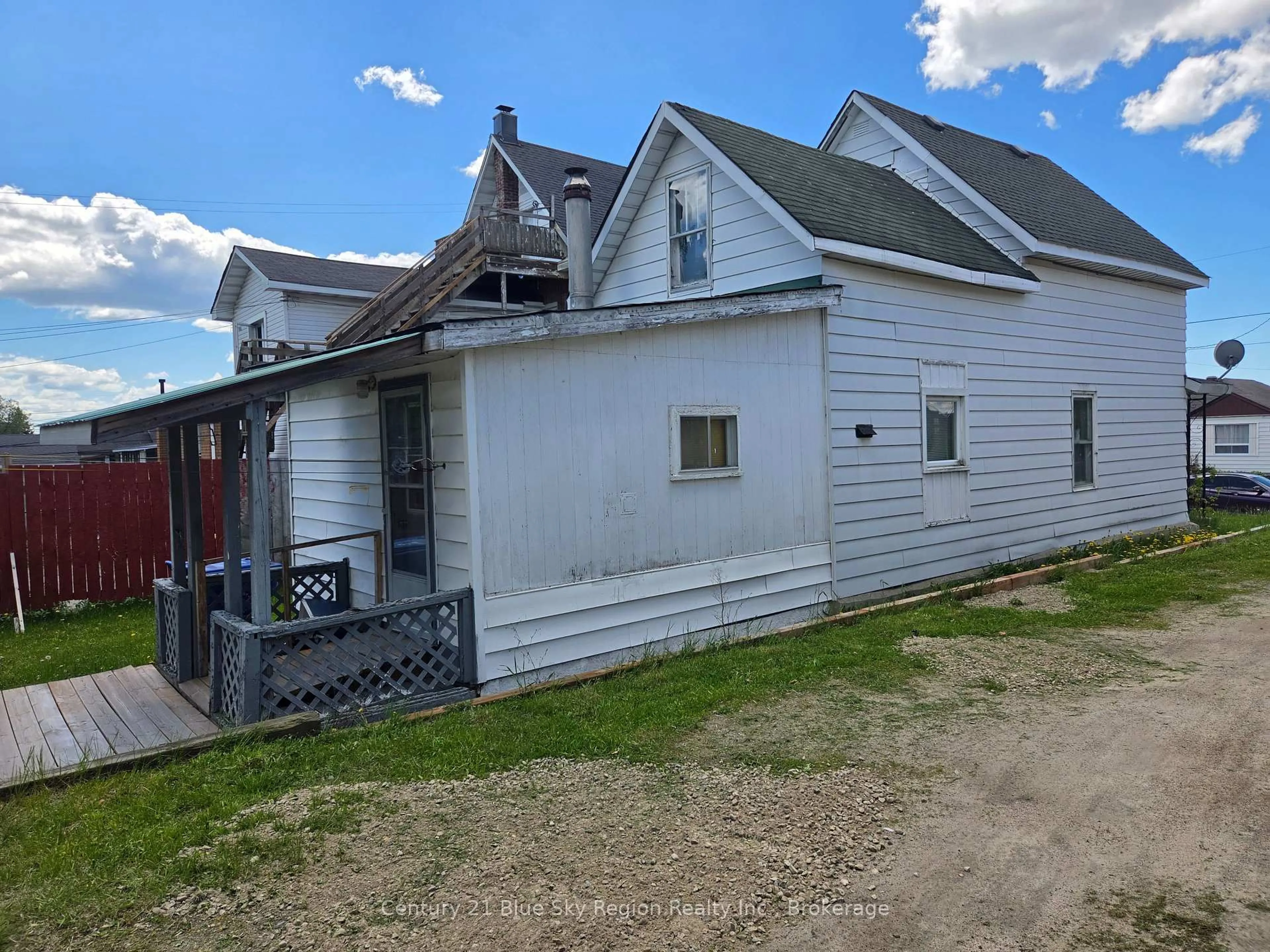 A pic from outside/outdoor area/front of a property/back of a property/a pic from drone, building for 732 McIntyre St, North Bay Ontario P1B 2Z9