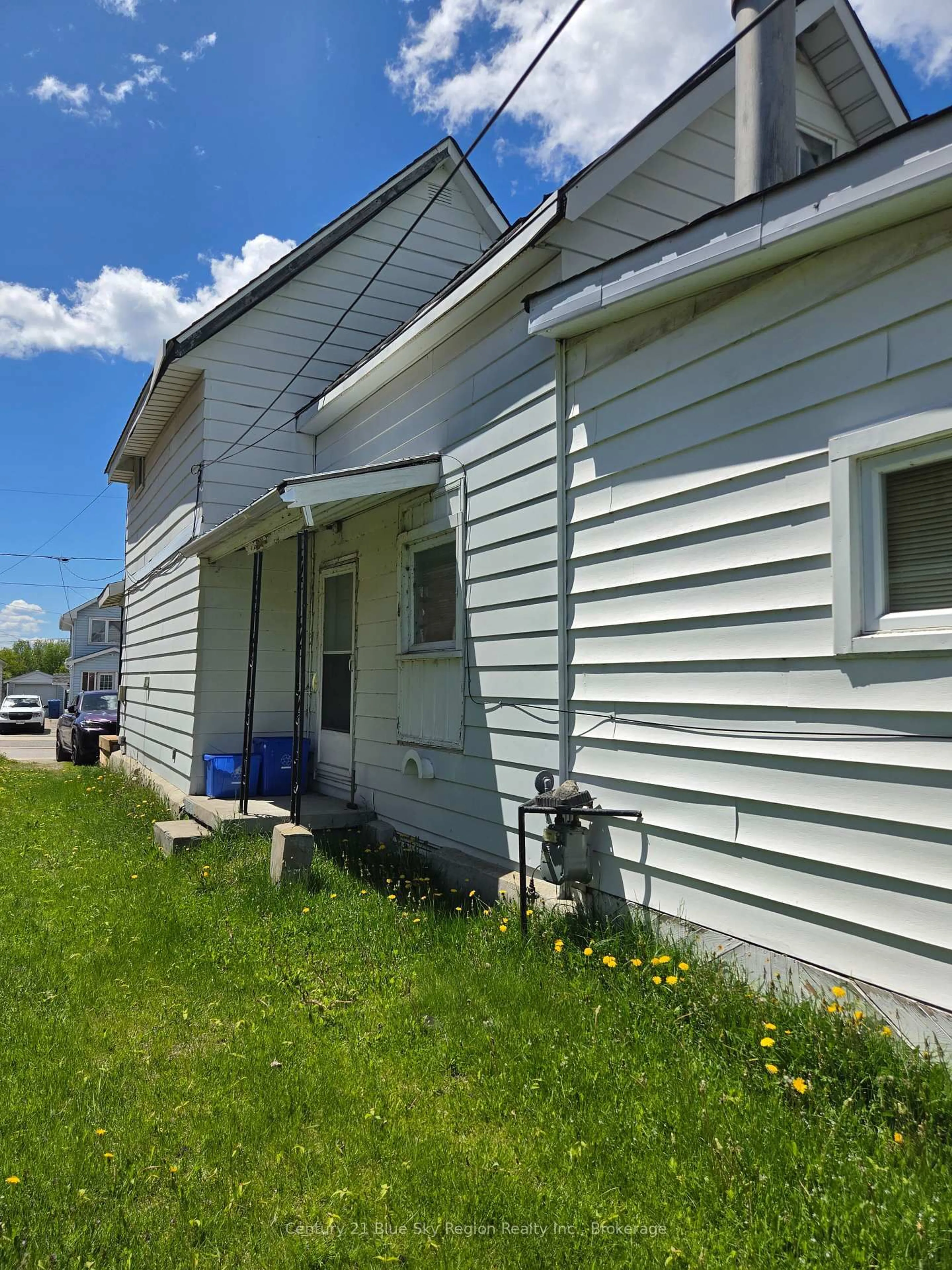 Home with vinyl exterior material, building for 732 McIntyre St, North Bay Ontario P1B 2Z9