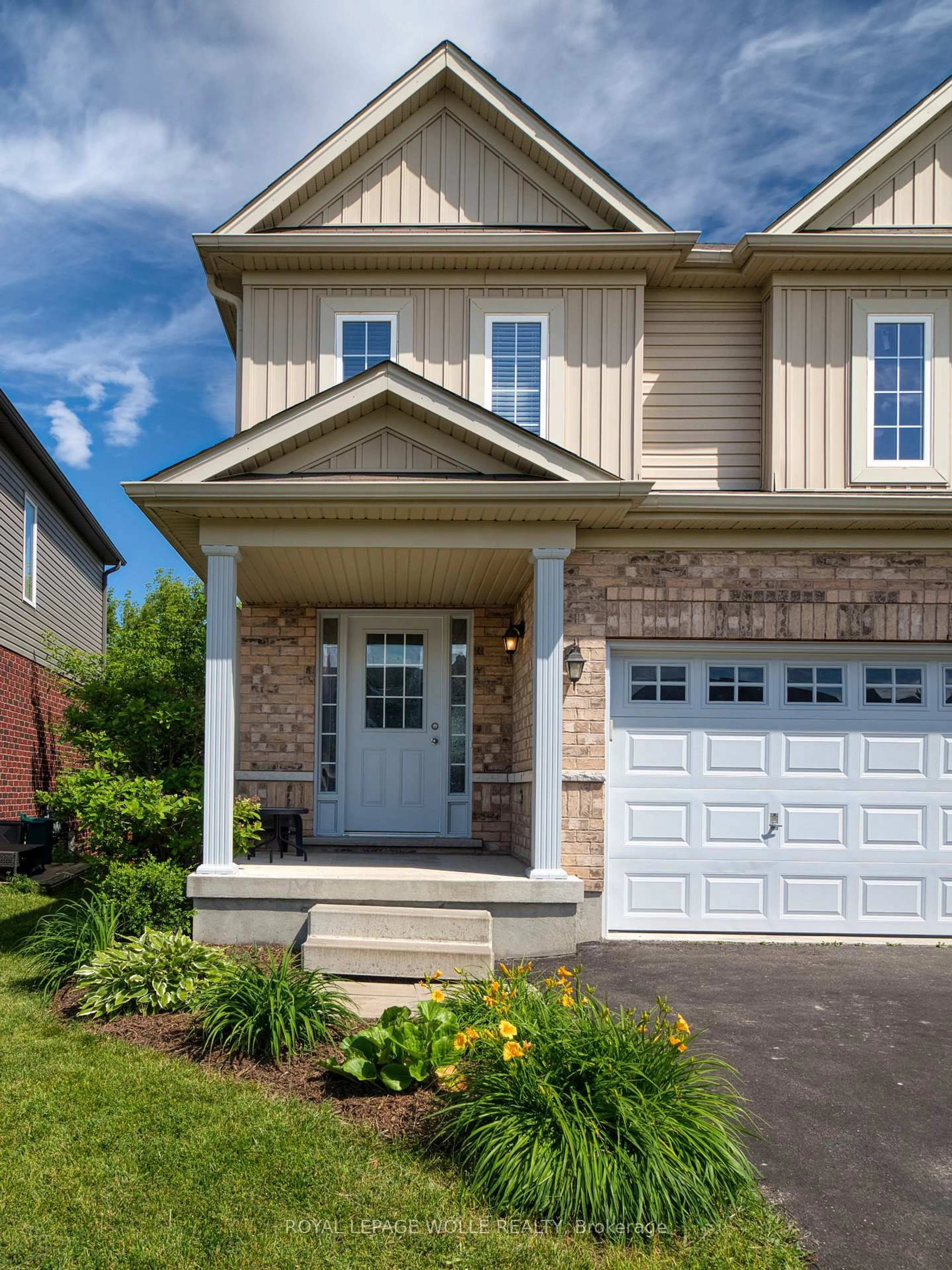 Home with vinyl exterior material, street for 264 Vincent Dr, North Dumfries Ontario N0B 1E0