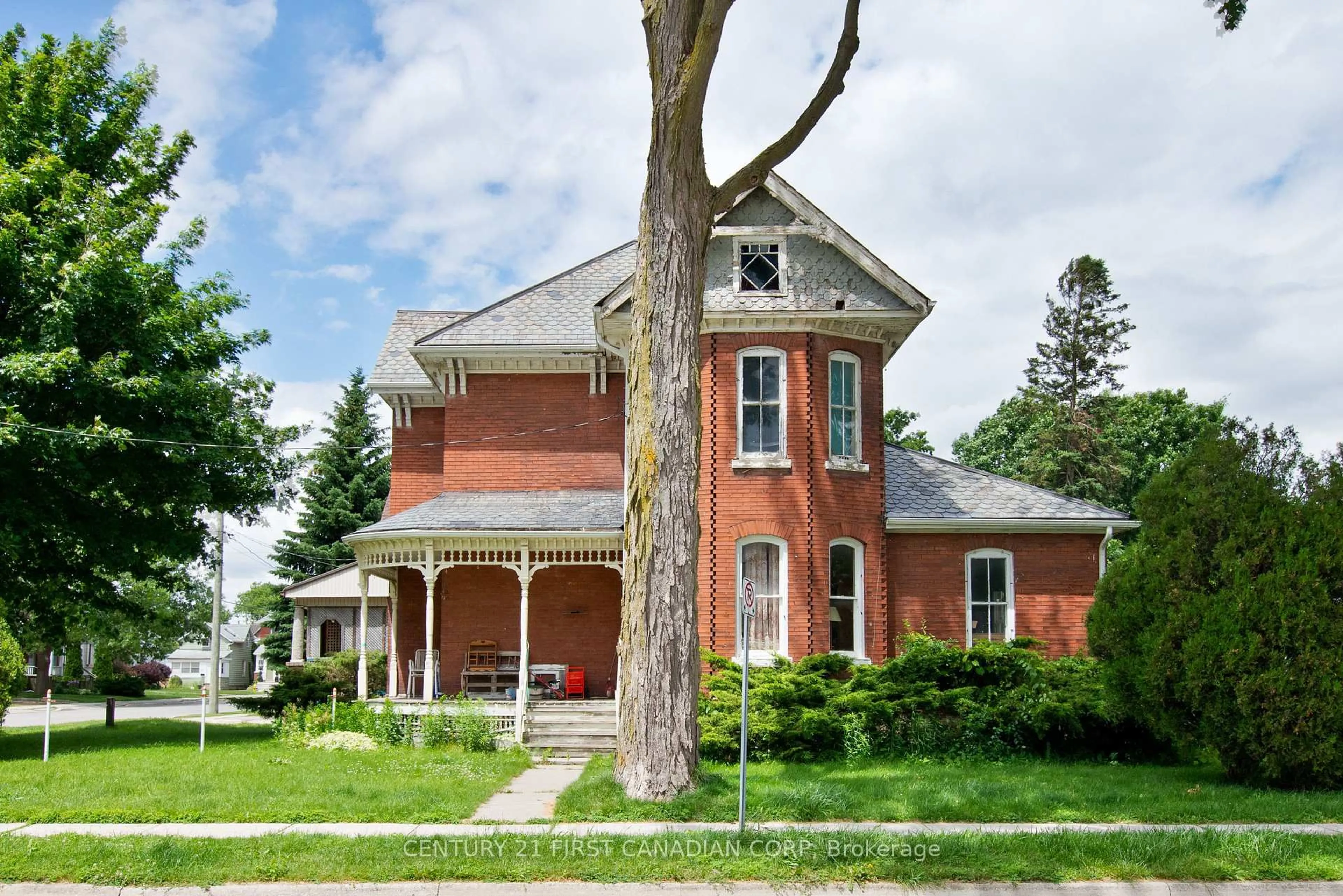 Home with brick exterior material, street for 33 Horton St, St. Thomas Ontario N5P 2Y6