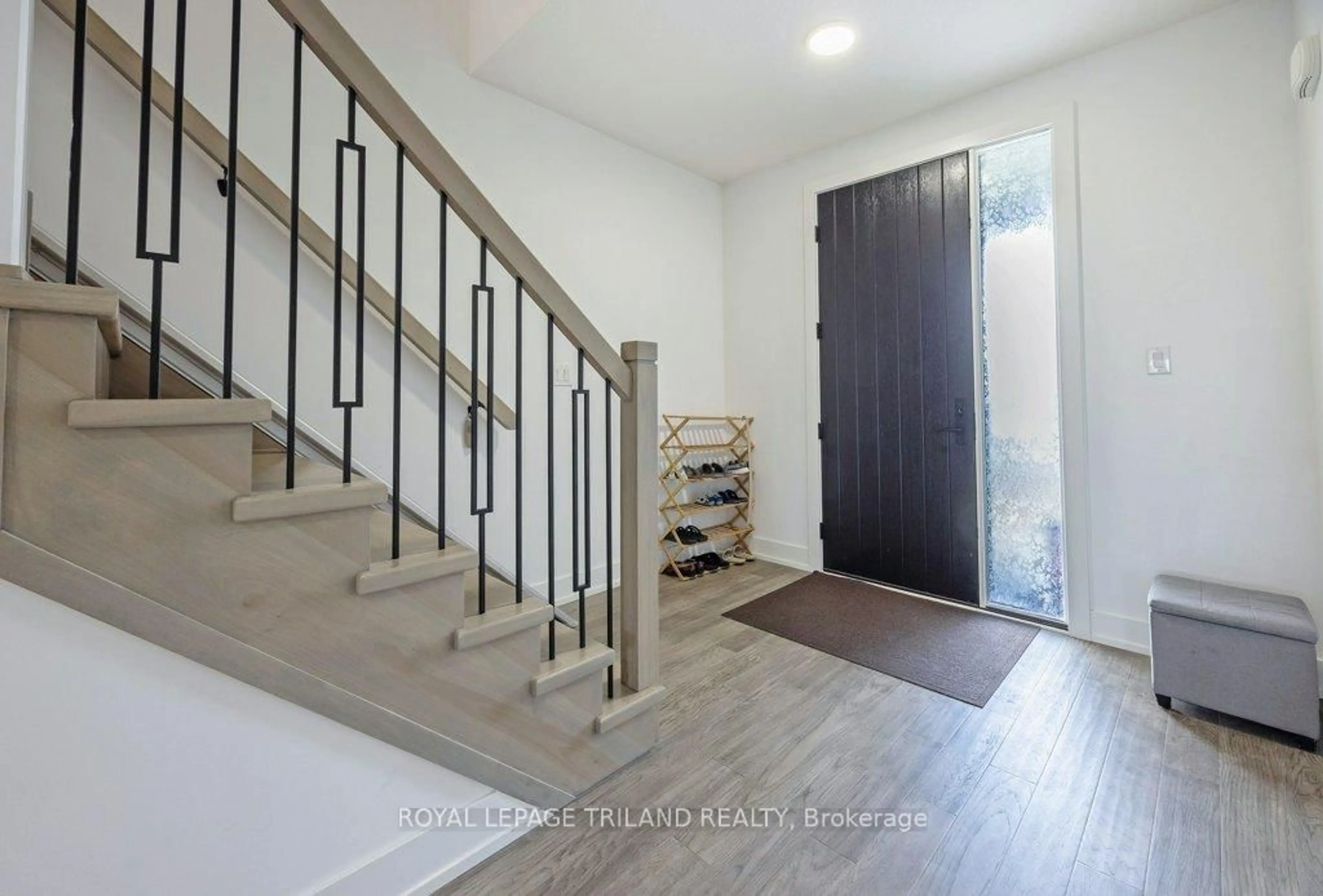 Indoor entryway for 1480 MEDWAY PARK Dr, London North Ontario N6G 0Z6