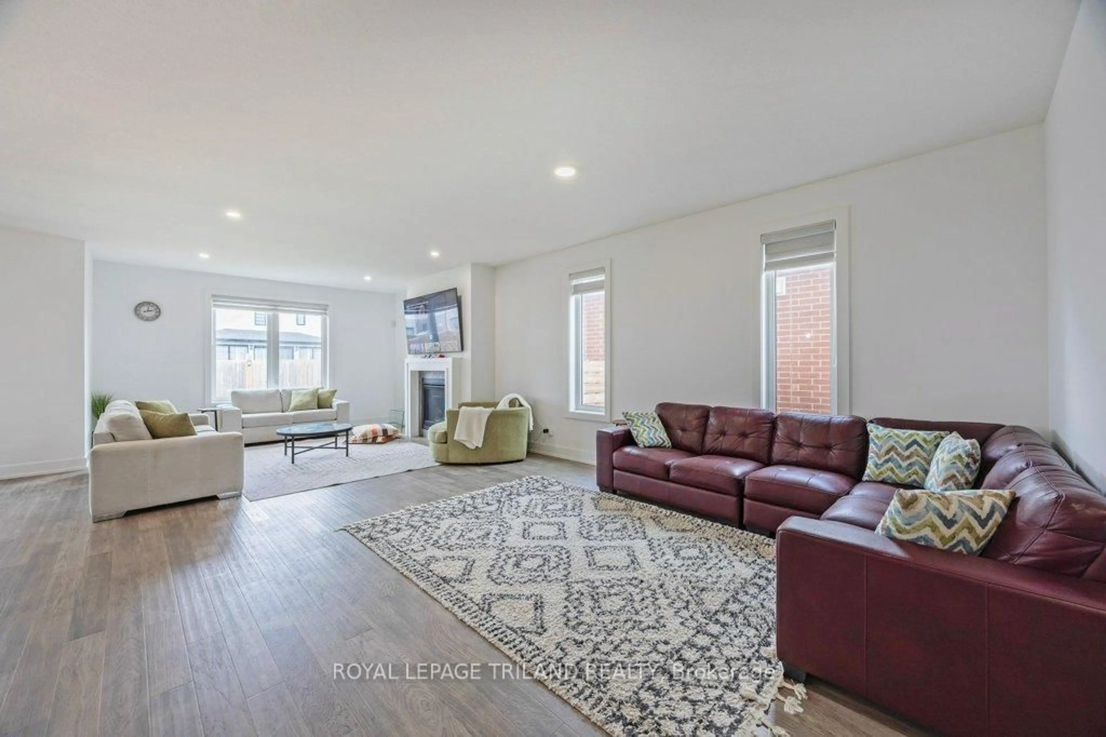 Living room with furniture, unknown for 1480 MEDWAY PARK Dr, London North Ontario N6G 0Z6