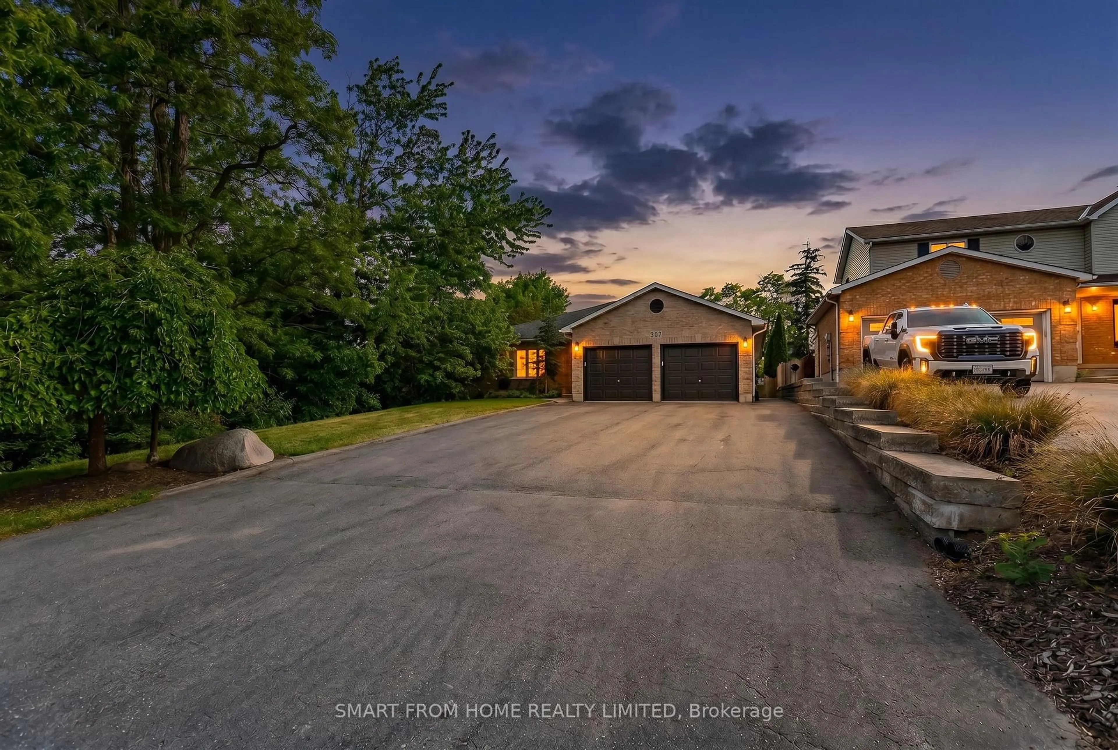 A pic from outside/outdoor area/front of a property/back of a property/a pic from drone, street for 907 Doon Village Rd, Kitchener Ontario N2P 1A1