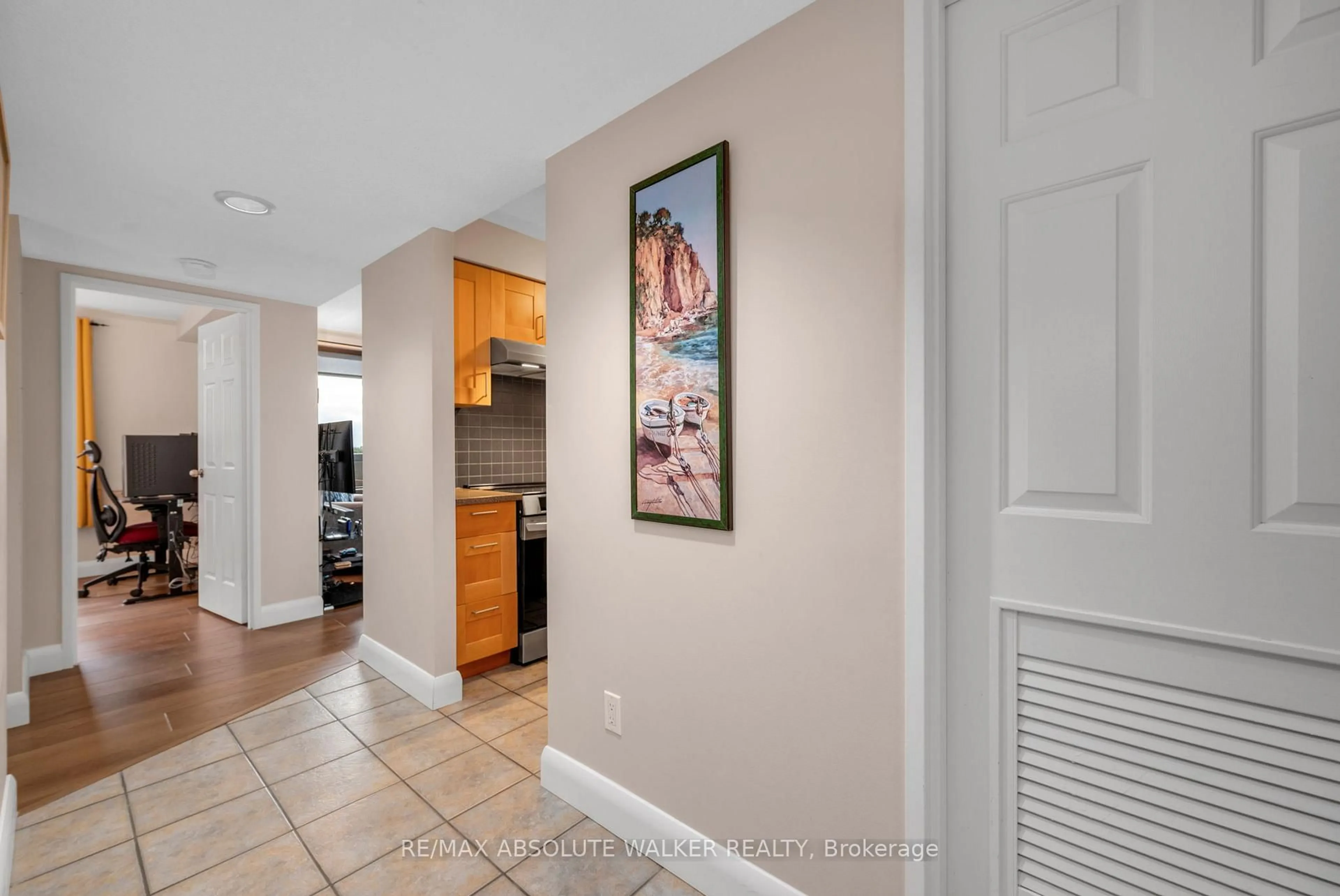 Indoor entryway for 470 Laurier Ave #1007, Ottawa Ontario K1R 7W9