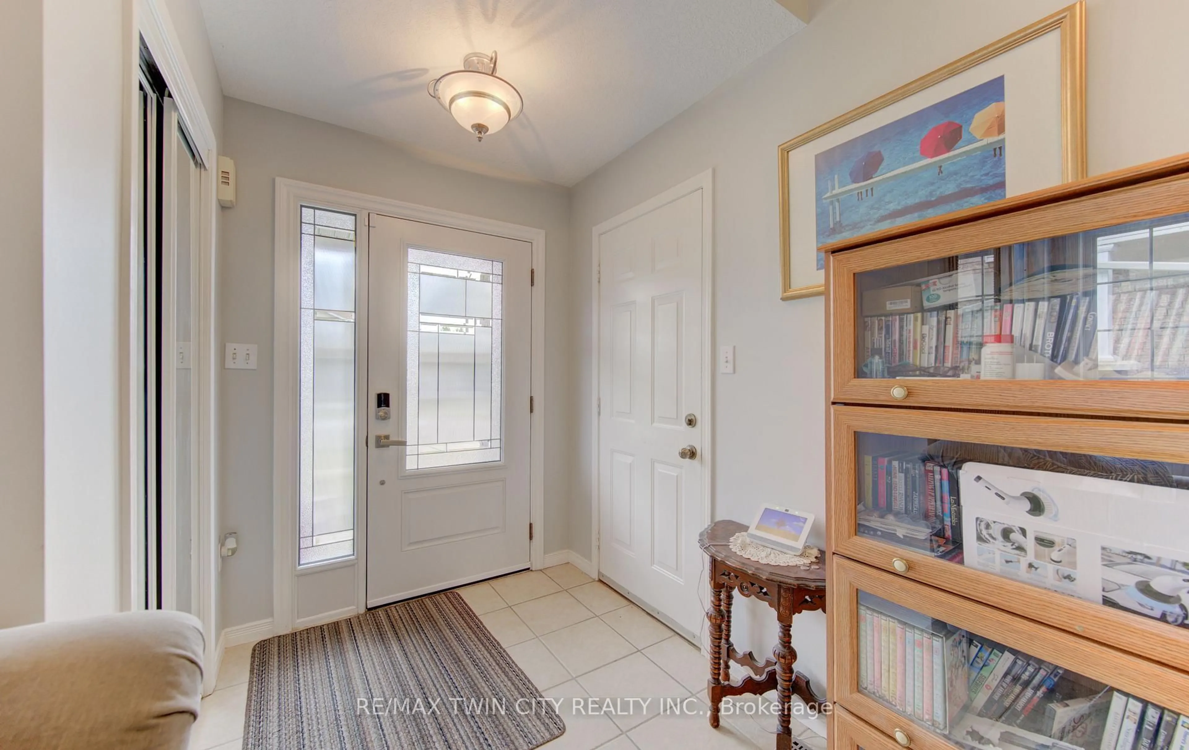 Indoor entryway for 460 Langlaw Dr, Cambridge Ontario N1P 1H5