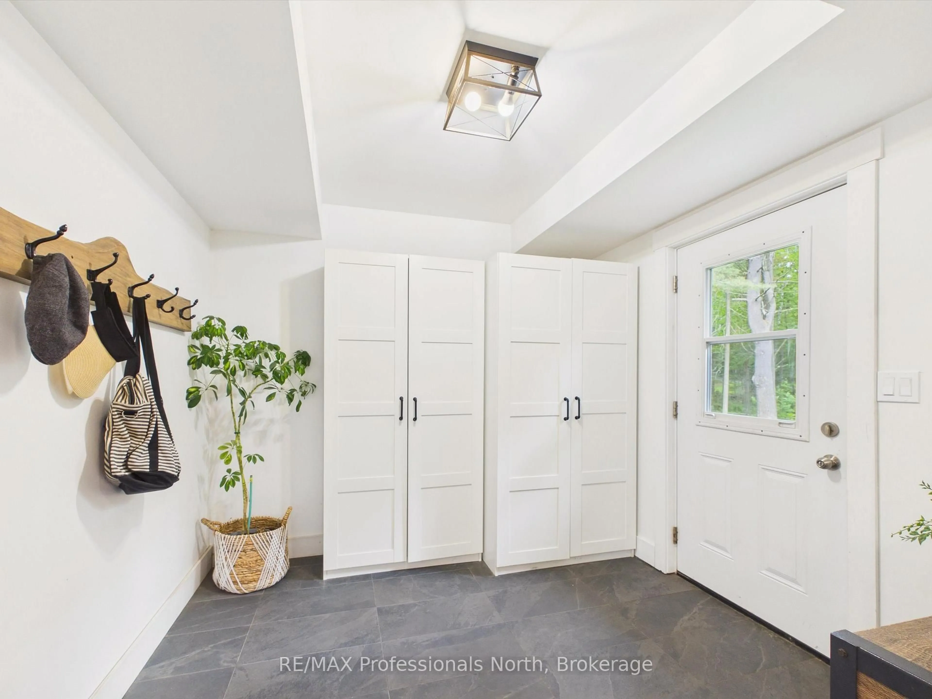 Indoor entryway for 81 WATSON Lane, Huntsville Ontario P0B 1M0
