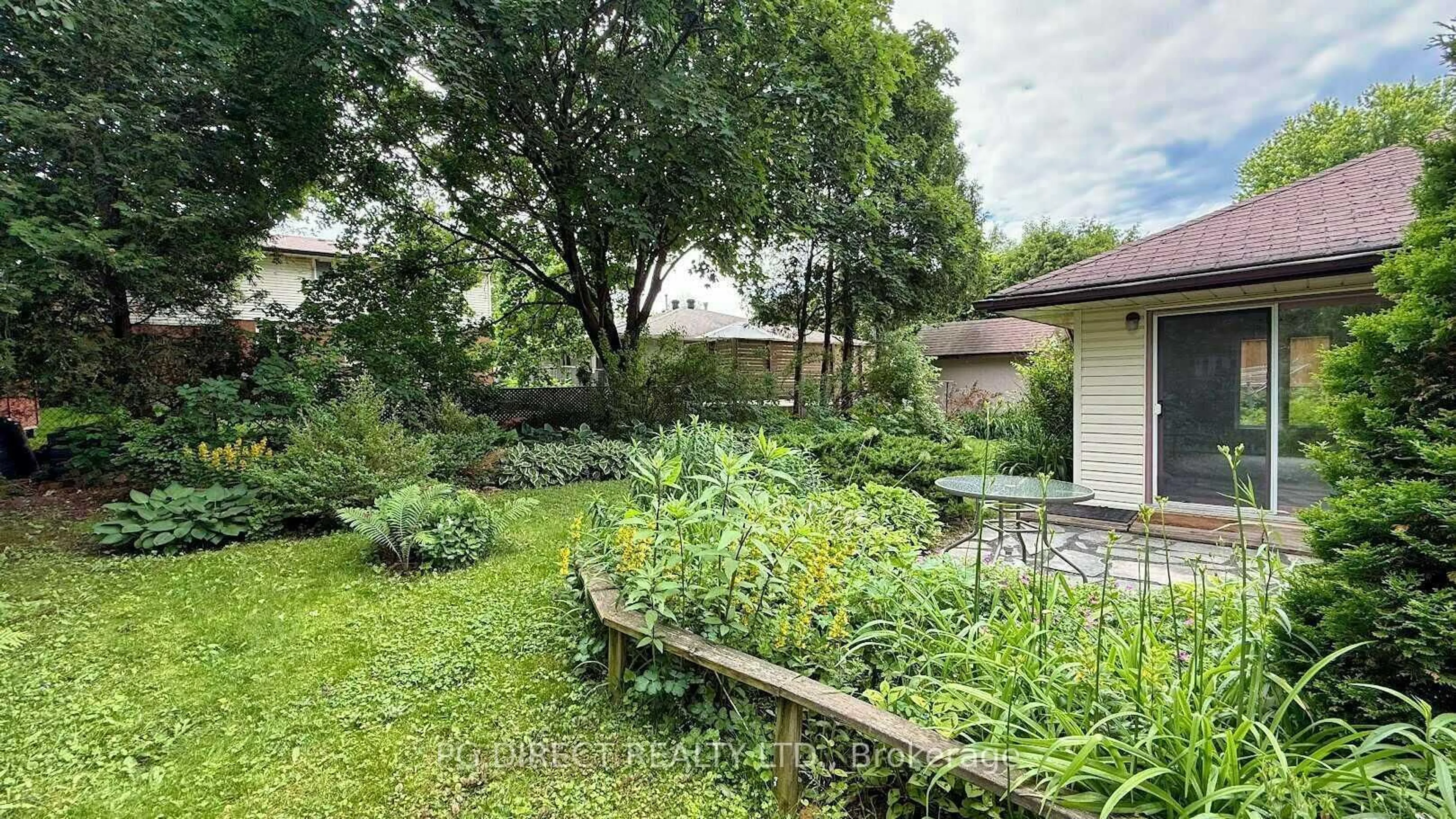 Patio, street for 100 Fairmeadow Dr, Guelph Ontario N1H 7T2