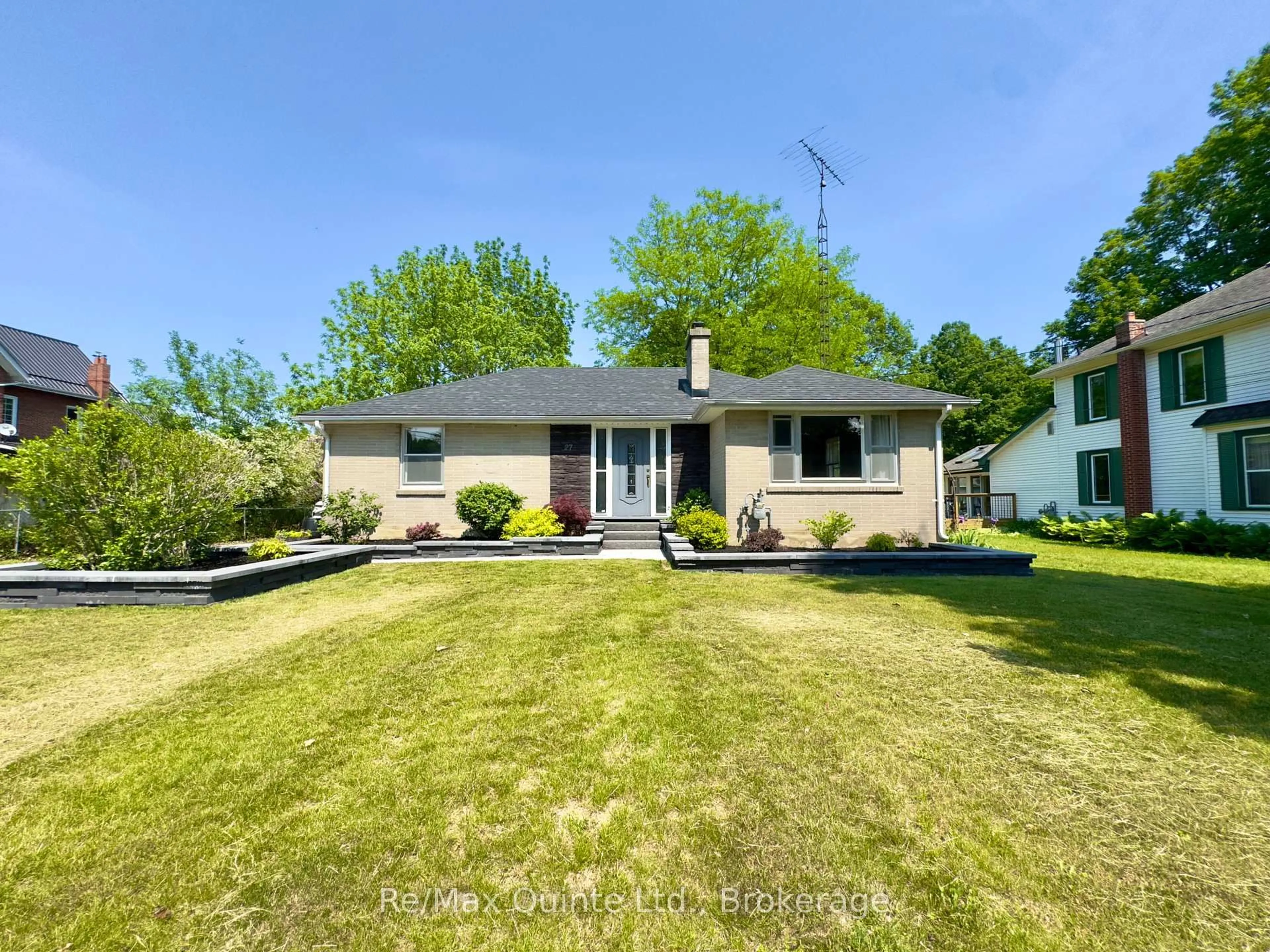 A pic from outside/outdoor area/front of a property/back of a property/a pic from drone, street for 27 Centre St, Brighton Ontario K0K 1H0