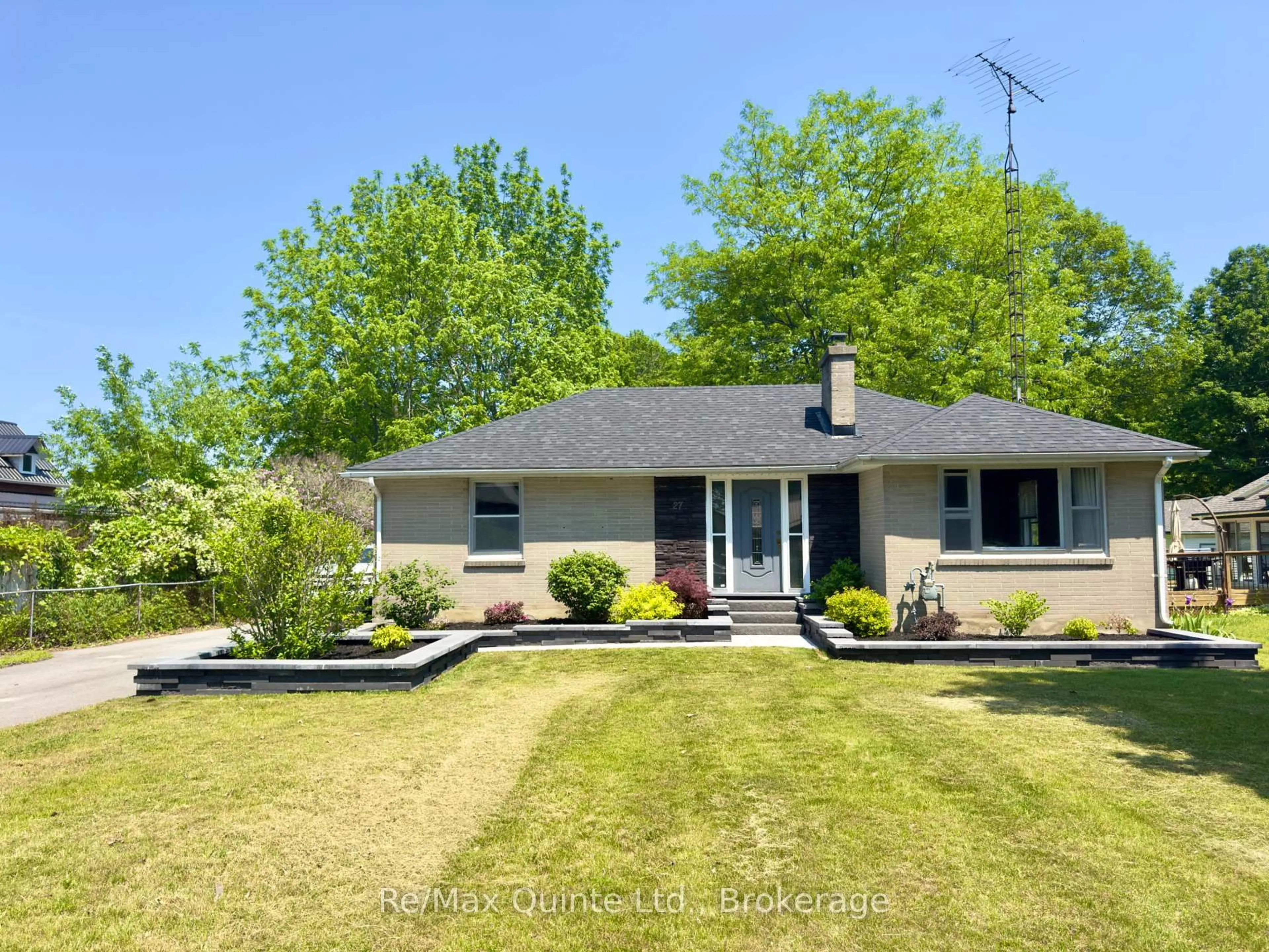 A pic from outside/outdoor area/front of a property/back of a property/a pic from drone, street for 27 Centre St, Brighton Ontario K0K 1H0
