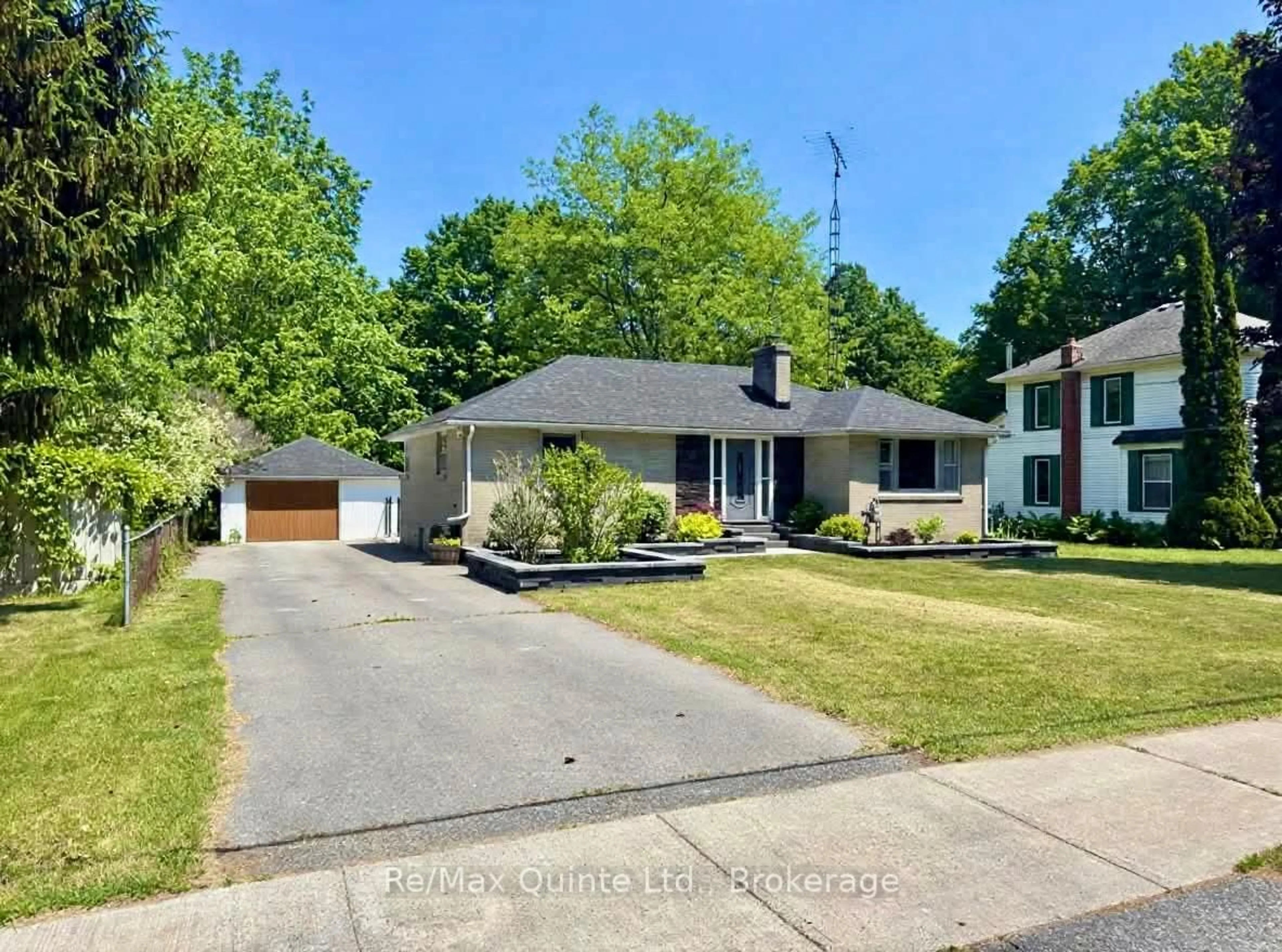 A pic from outside/outdoor area/front of a property/back of a property/a pic from drone, street for 27 Centre St, Brighton Ontario K0K 1H0
