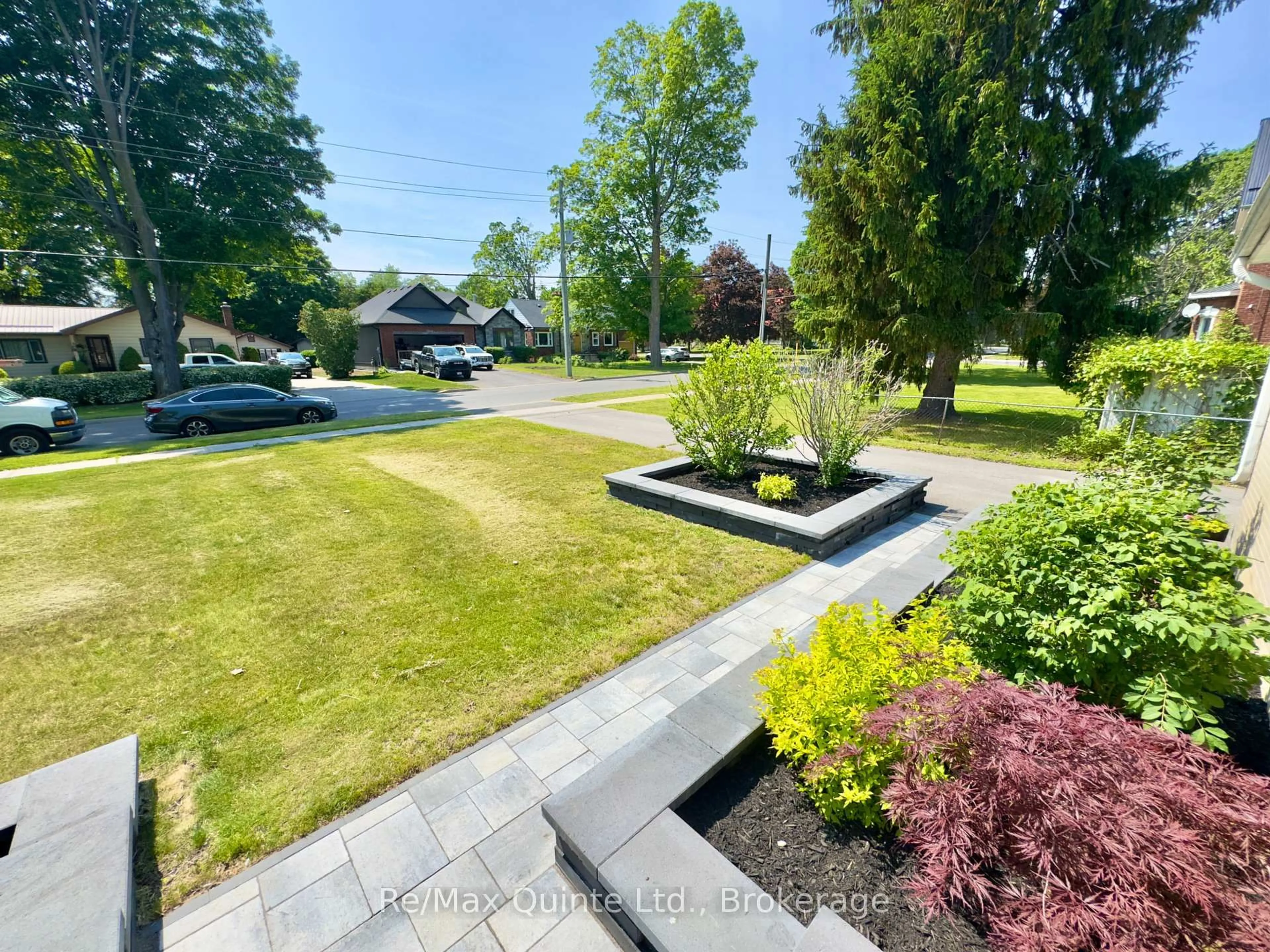 A pic from outside/outdoor area/front of a property/back of a property/a pic from drone, street for 27 Centre St, Brighton Ontario K0K 1H0