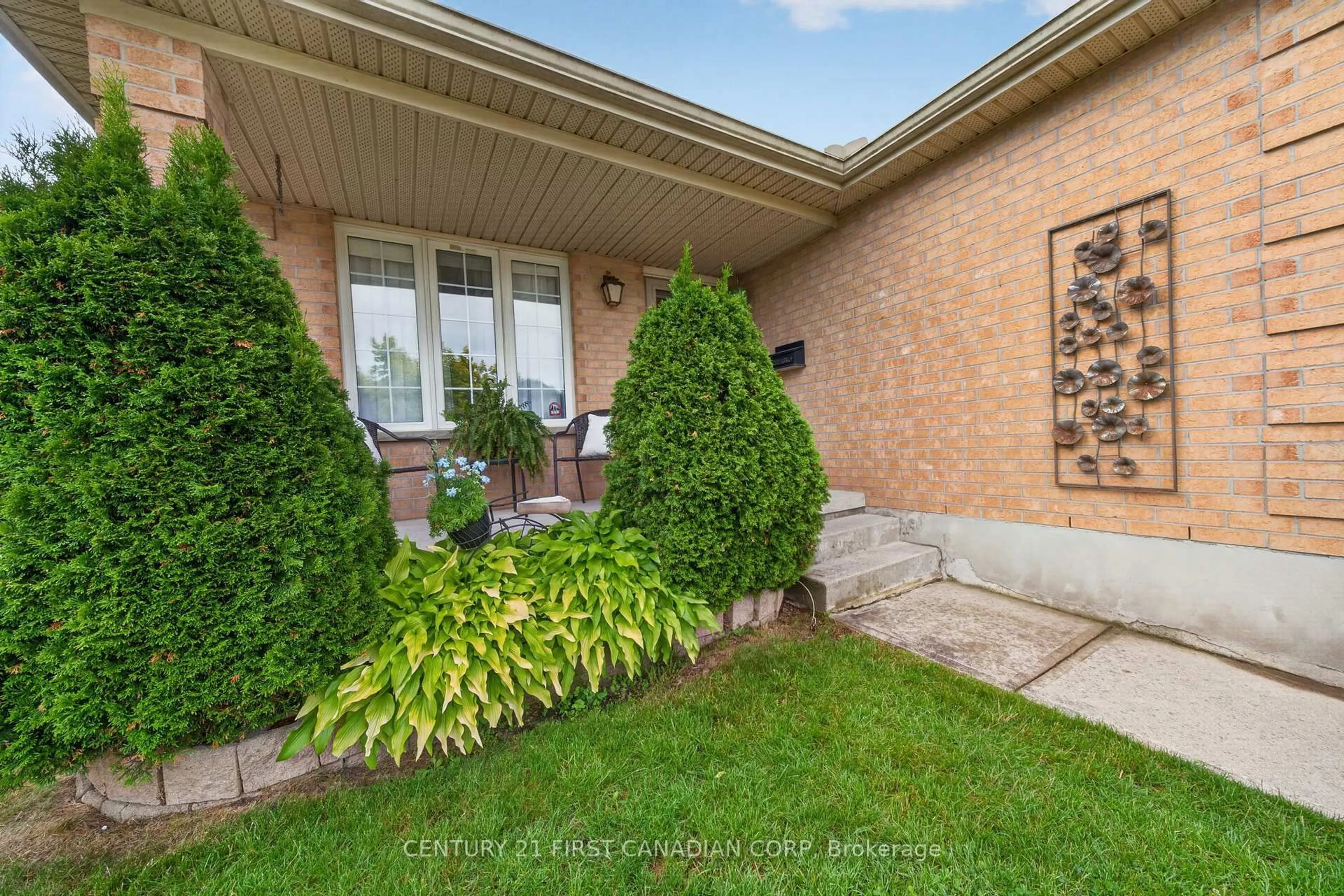 Patio, street for 70 Juniper Cres, Strathroy-Caradoc Ontario N7G 4H1
