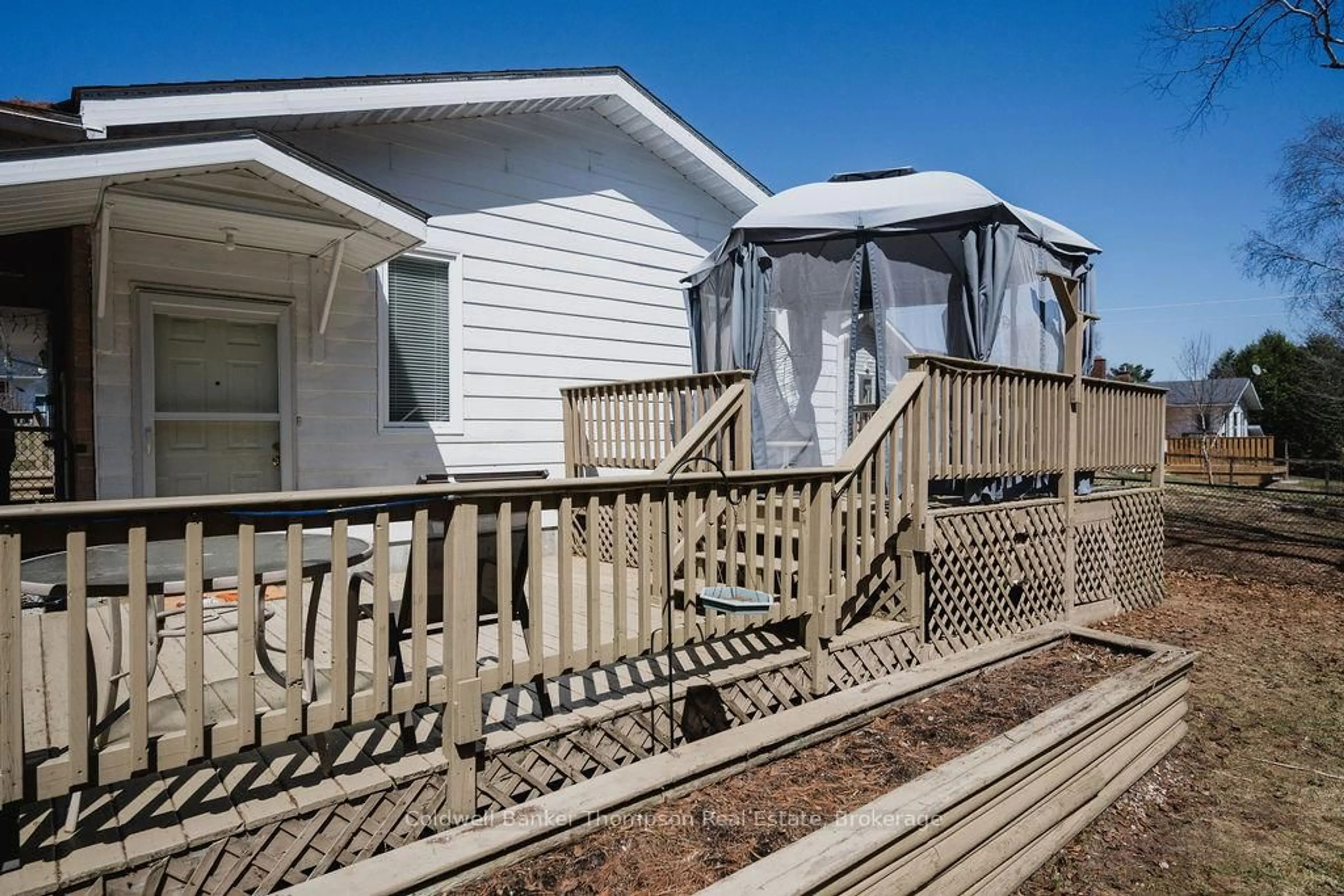 Patio, street for 27 Queen St, Sundridge Ontario P0A 1Z0