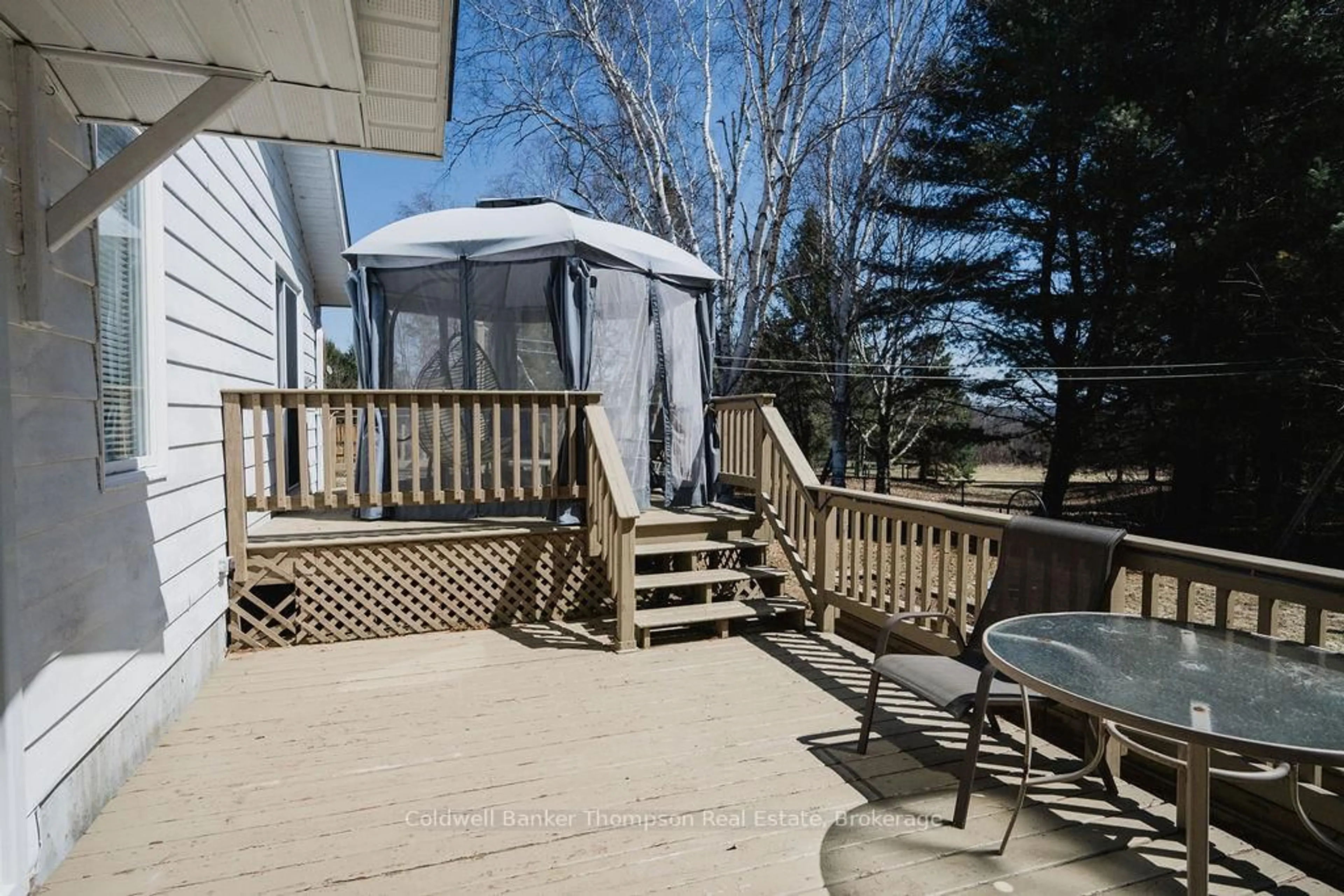 Patio, water/lake/river/ocean view for 27 Queen St, Sundridge Ontario P0A 1Z0