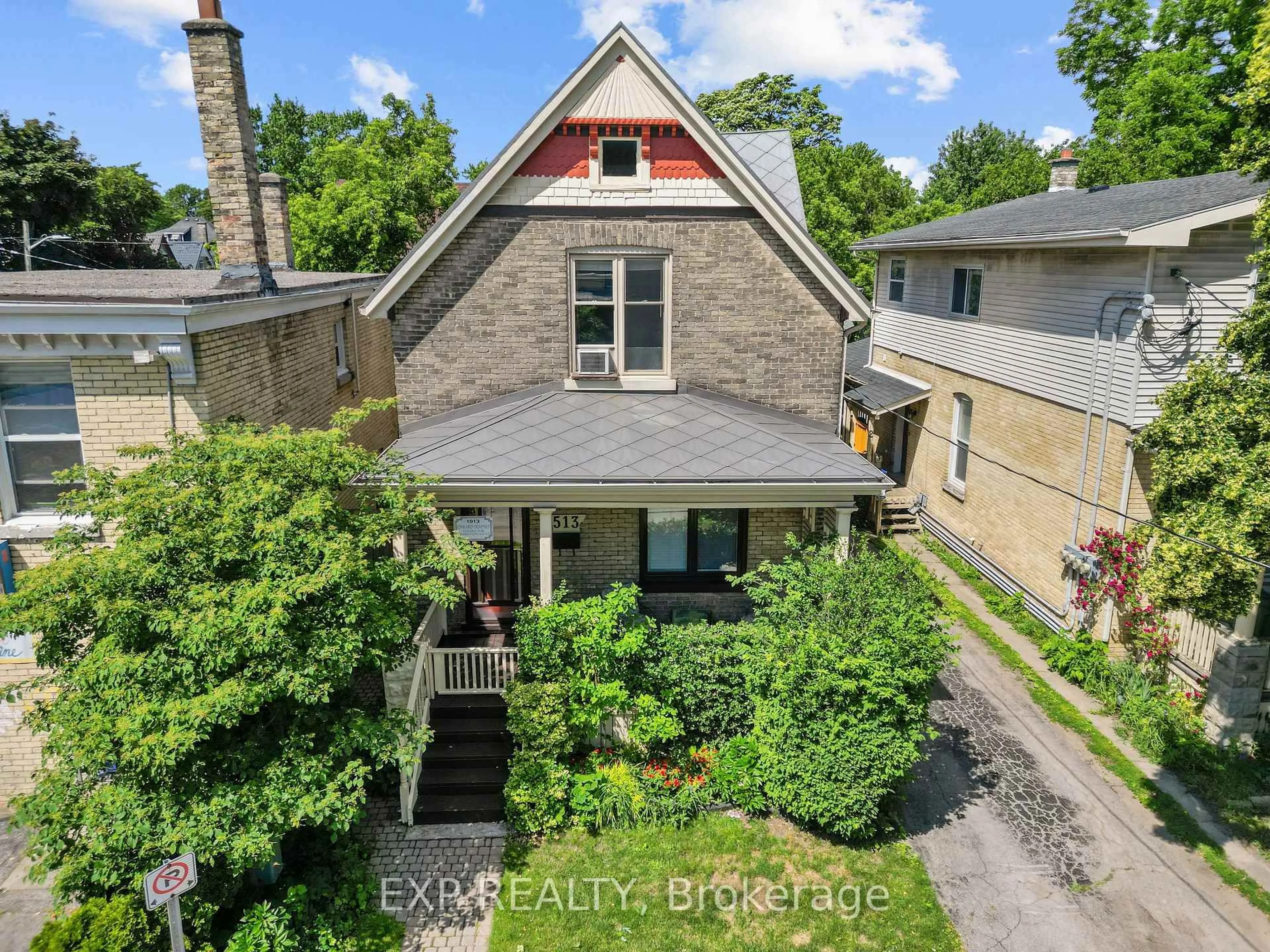 A pic from outside/outdoor area/front of a property/back of a property/a pic from drone, street for 513 Quebec St, London East Ontario N5W 3Y8