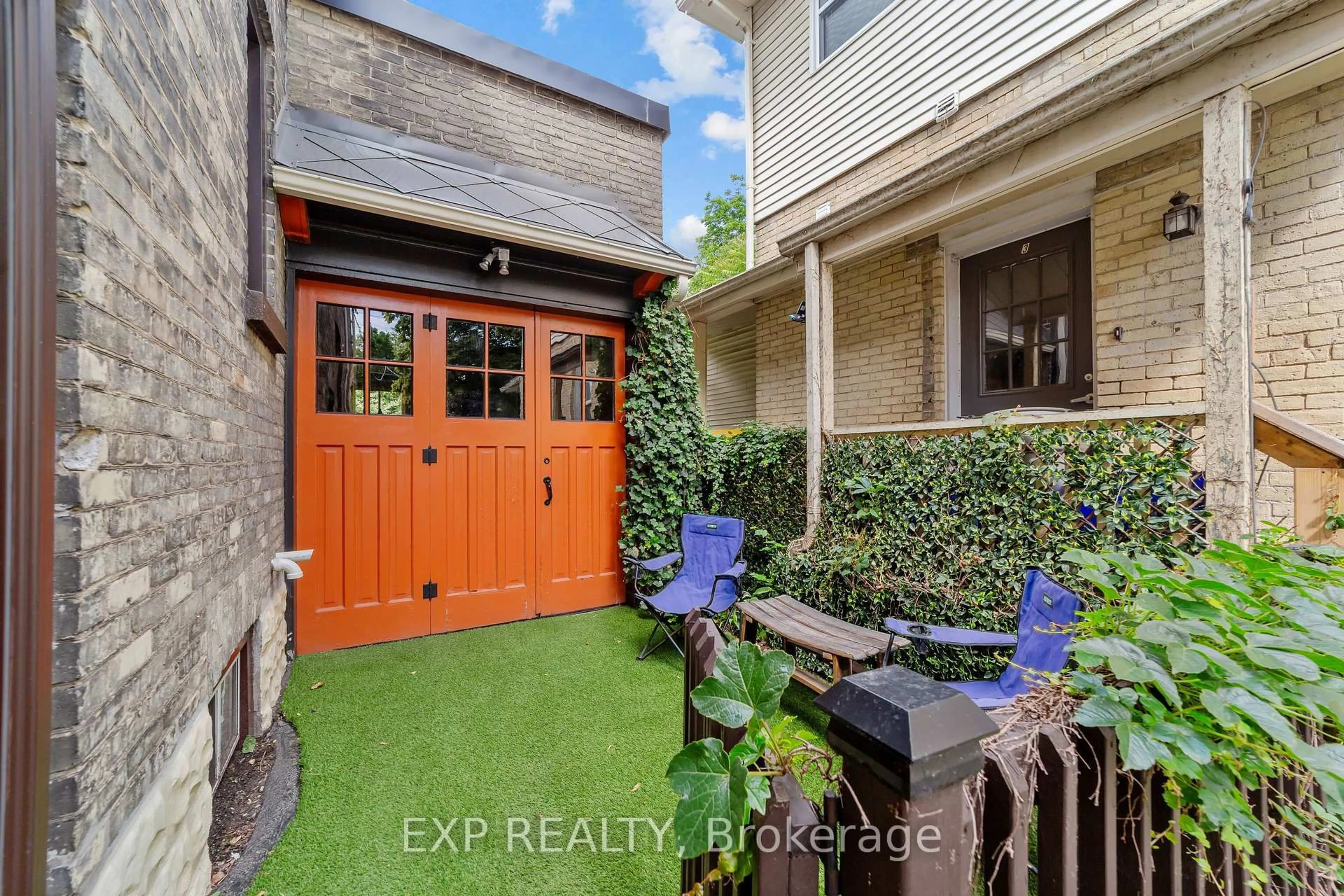 Indoor entryway for 513 Quebec St, London East Ontario N5W 3Y8