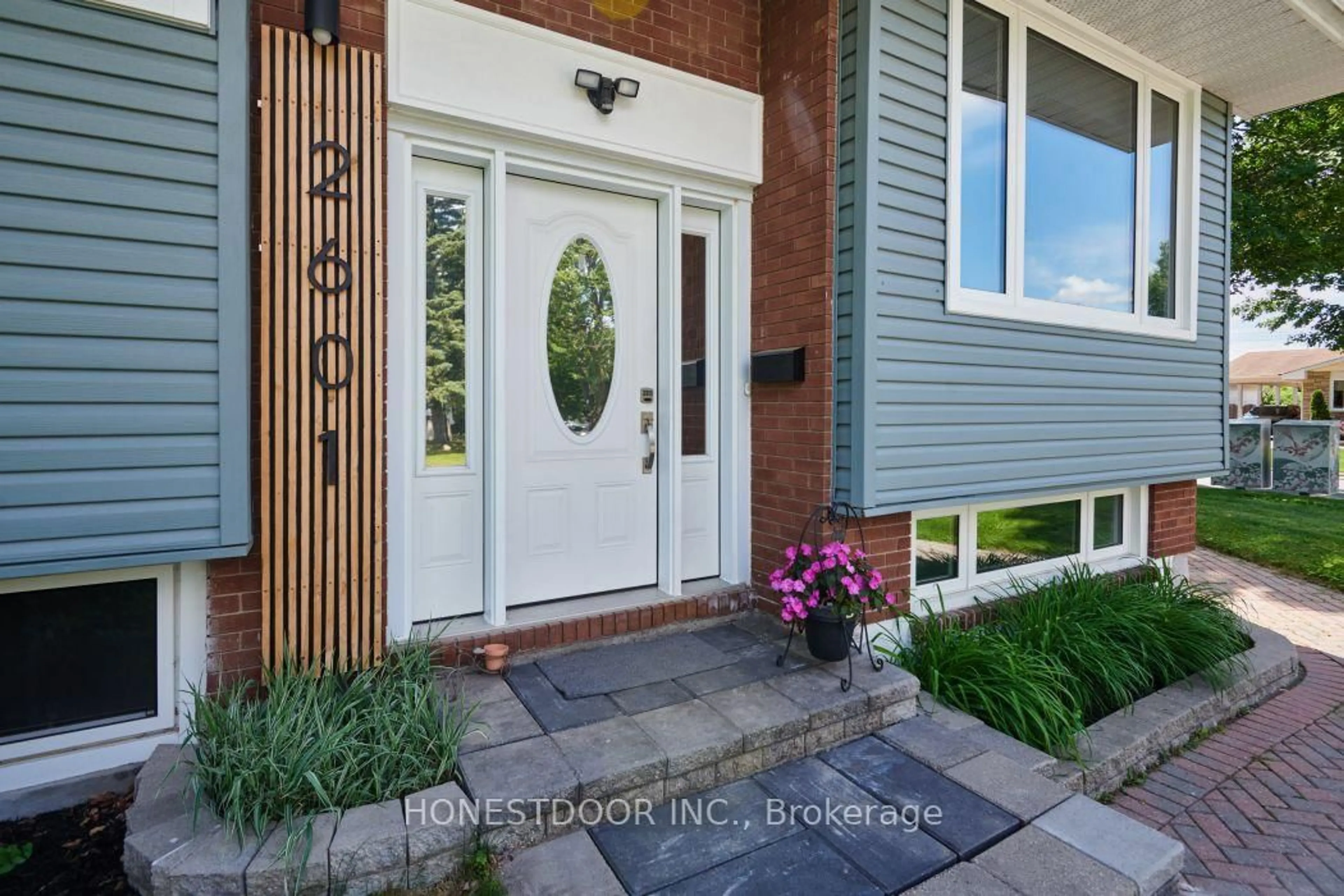 Indoor entryway for 2601 Needham Cres, Ottawa Ontario K1V 6K1