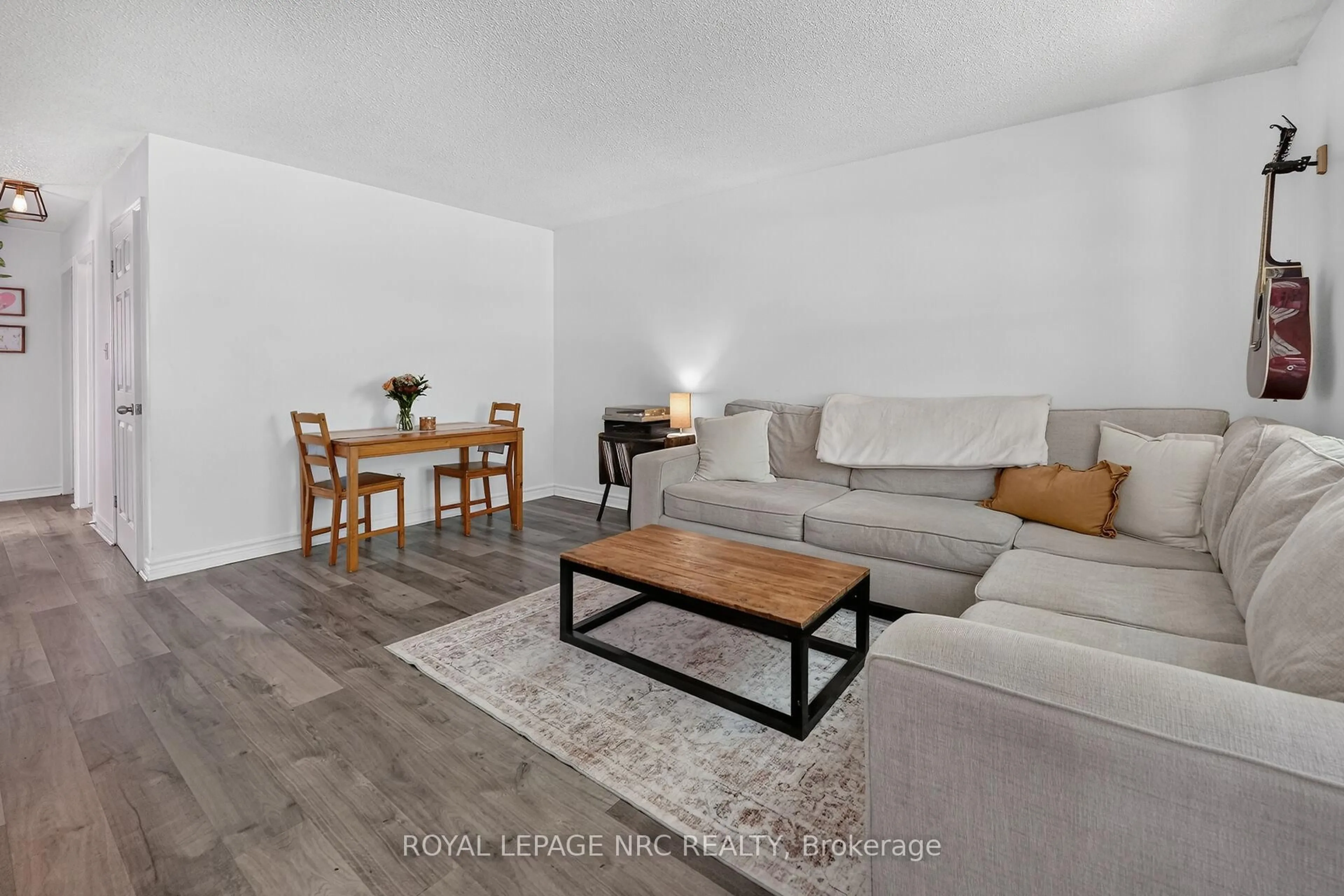 Living room with furniture, wood/laminate floor for 17 Allan Dr, St. Catharines Ontario L2N 5S4