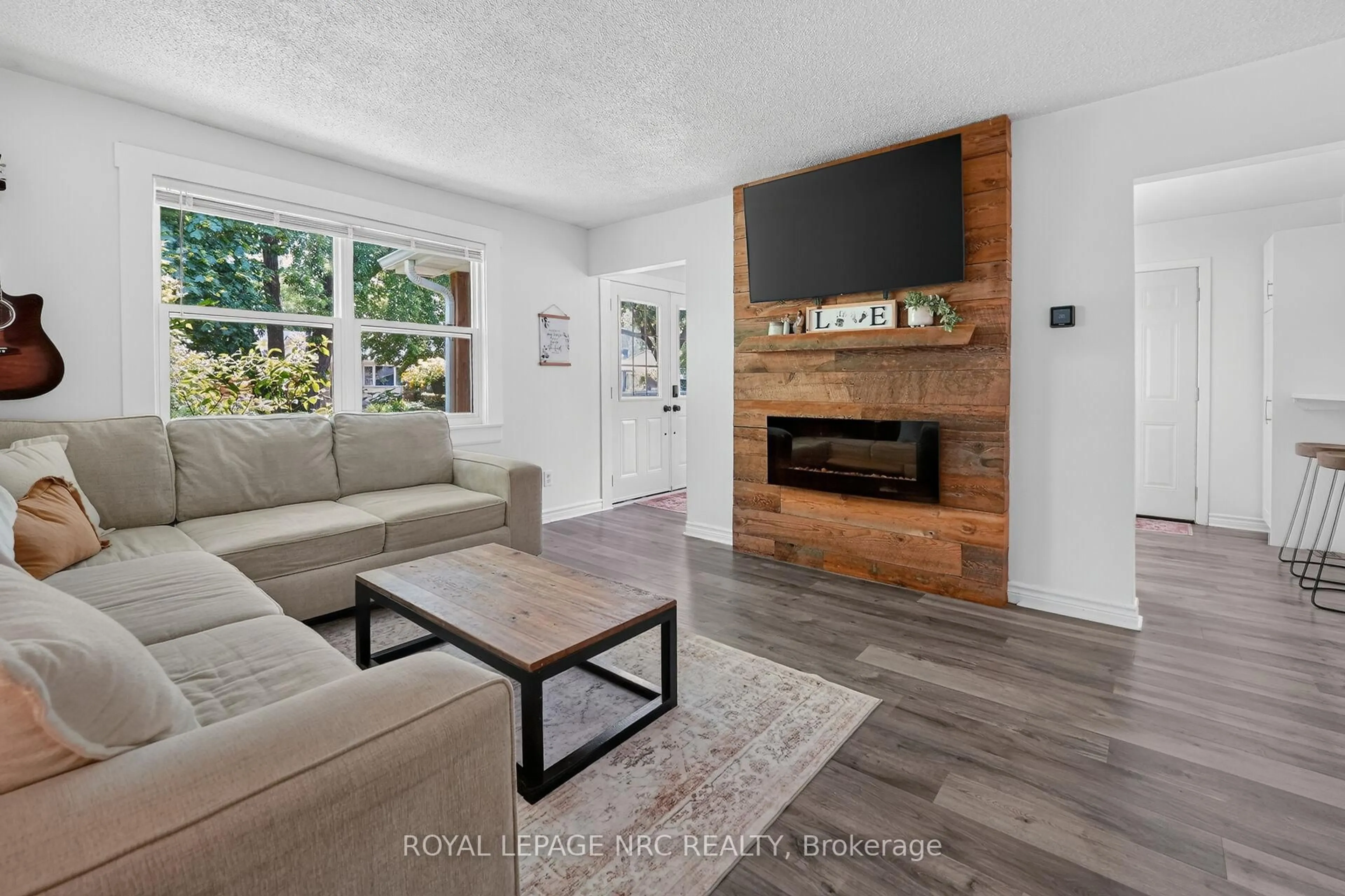 Living room with furniture, unknown for 17 Allan Dr, St. Catharines Ontario L2N 5S4