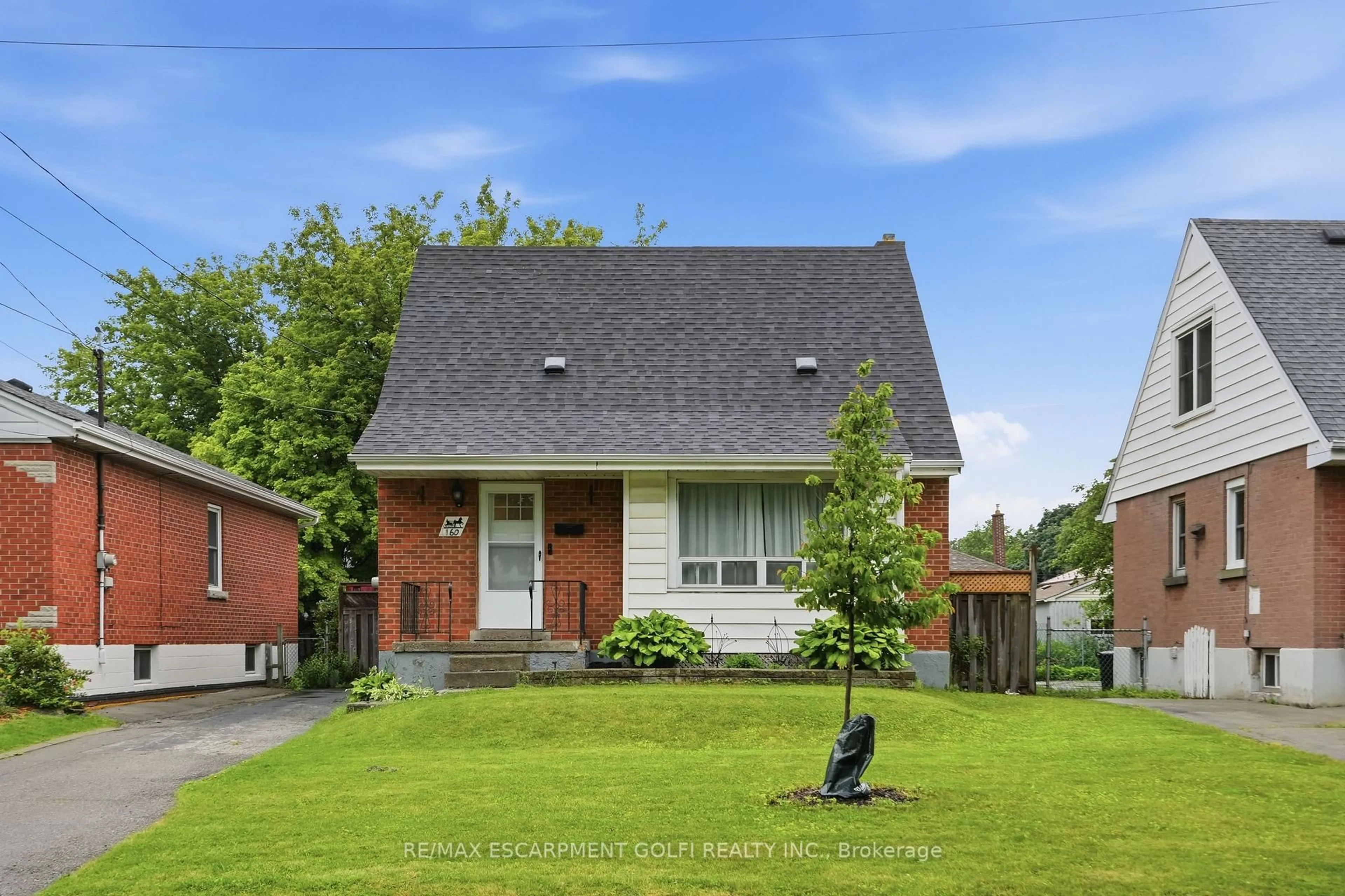 Home with brick exterior material, street for 160 East 36th St, Hamilton Ontario L8V 3Z4