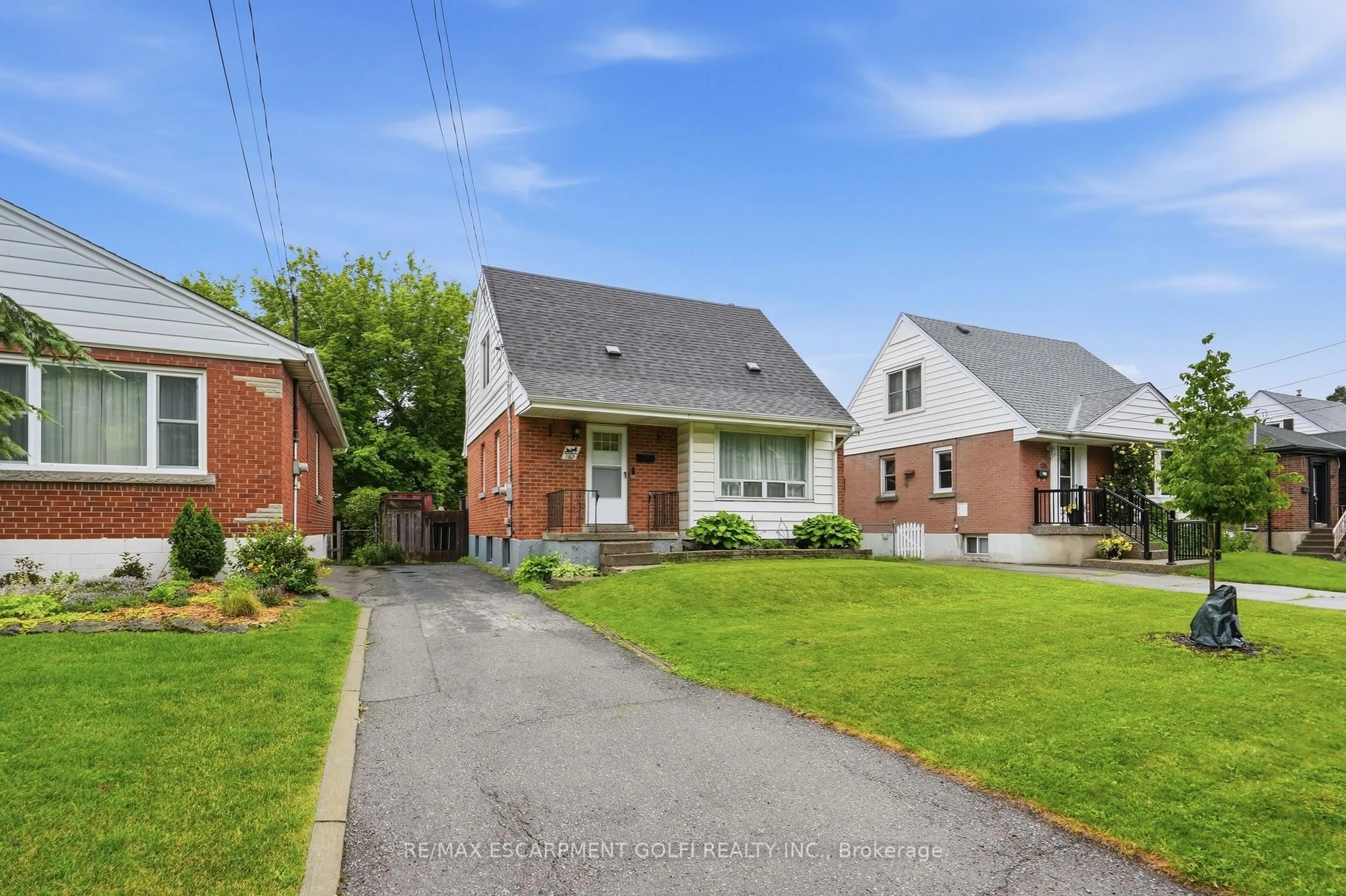 Home with brick exterior material, street for 160 East 36th St, Hamilton Ontario L8V 3Z4