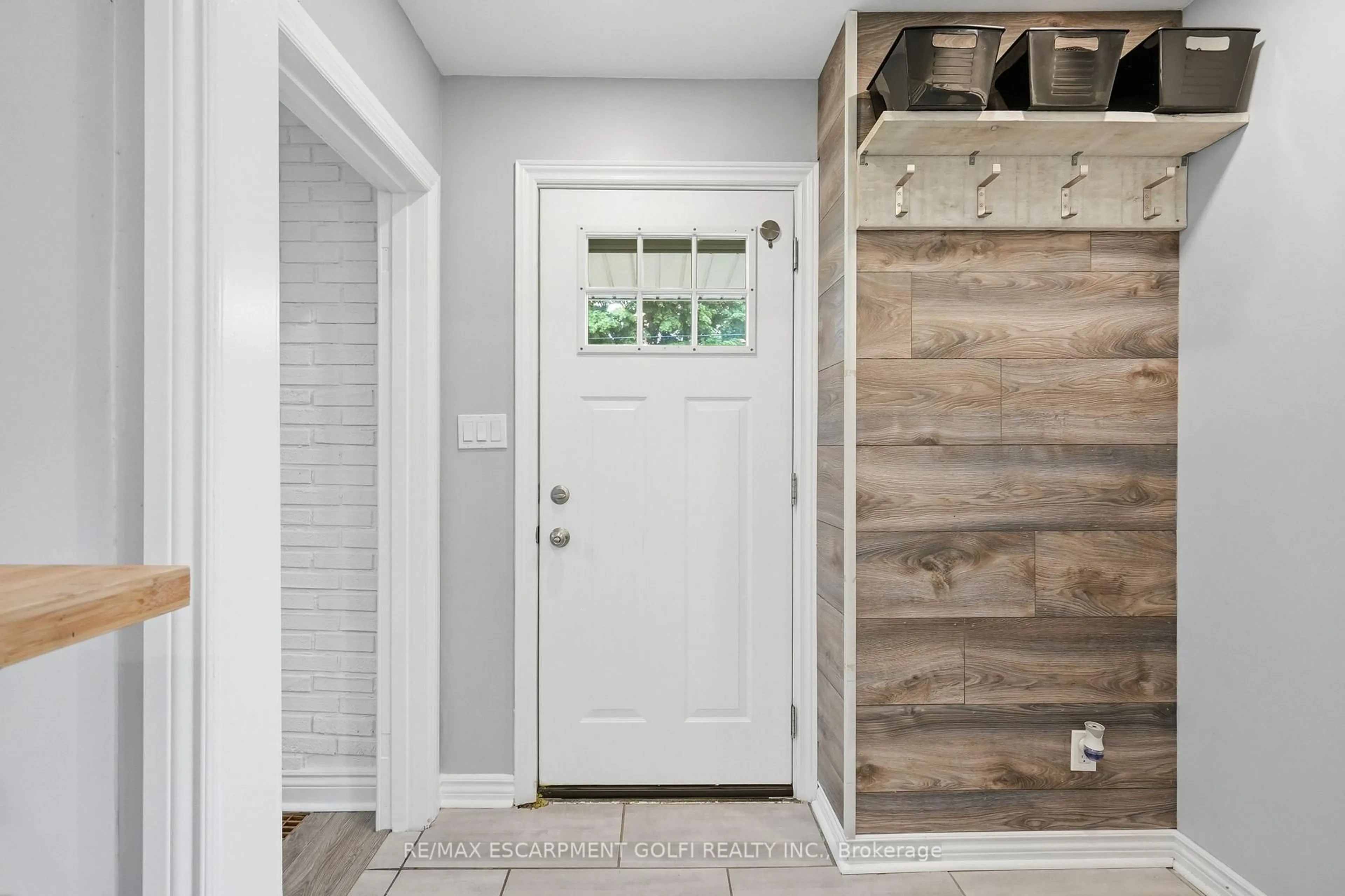Indoor entryway for 160 East 36th St, Hamilton Ontario L8V 3Z4