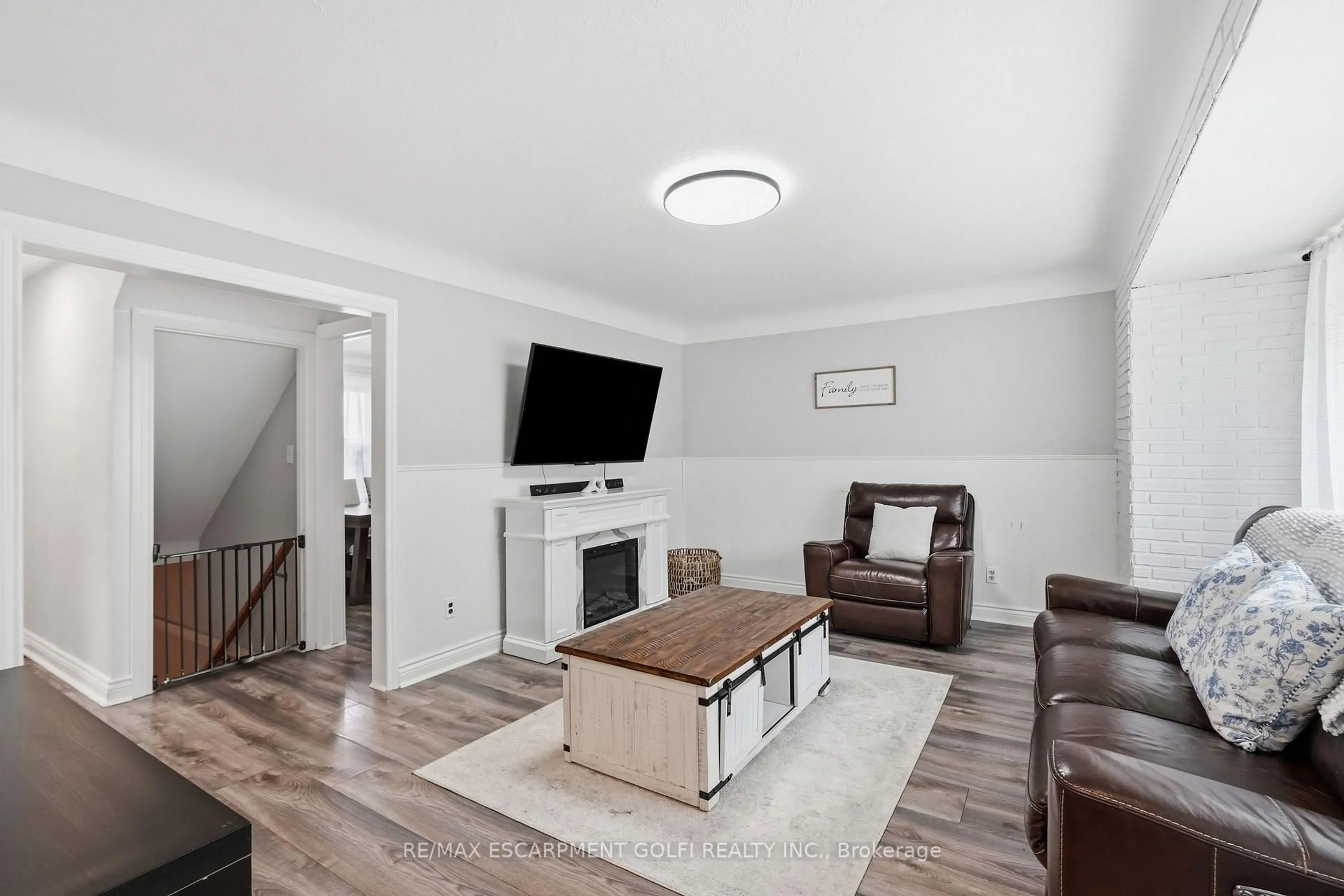 Living room with furniture, unknown for 160 East 36th St, Hamilton Ontario L8V 3Z4