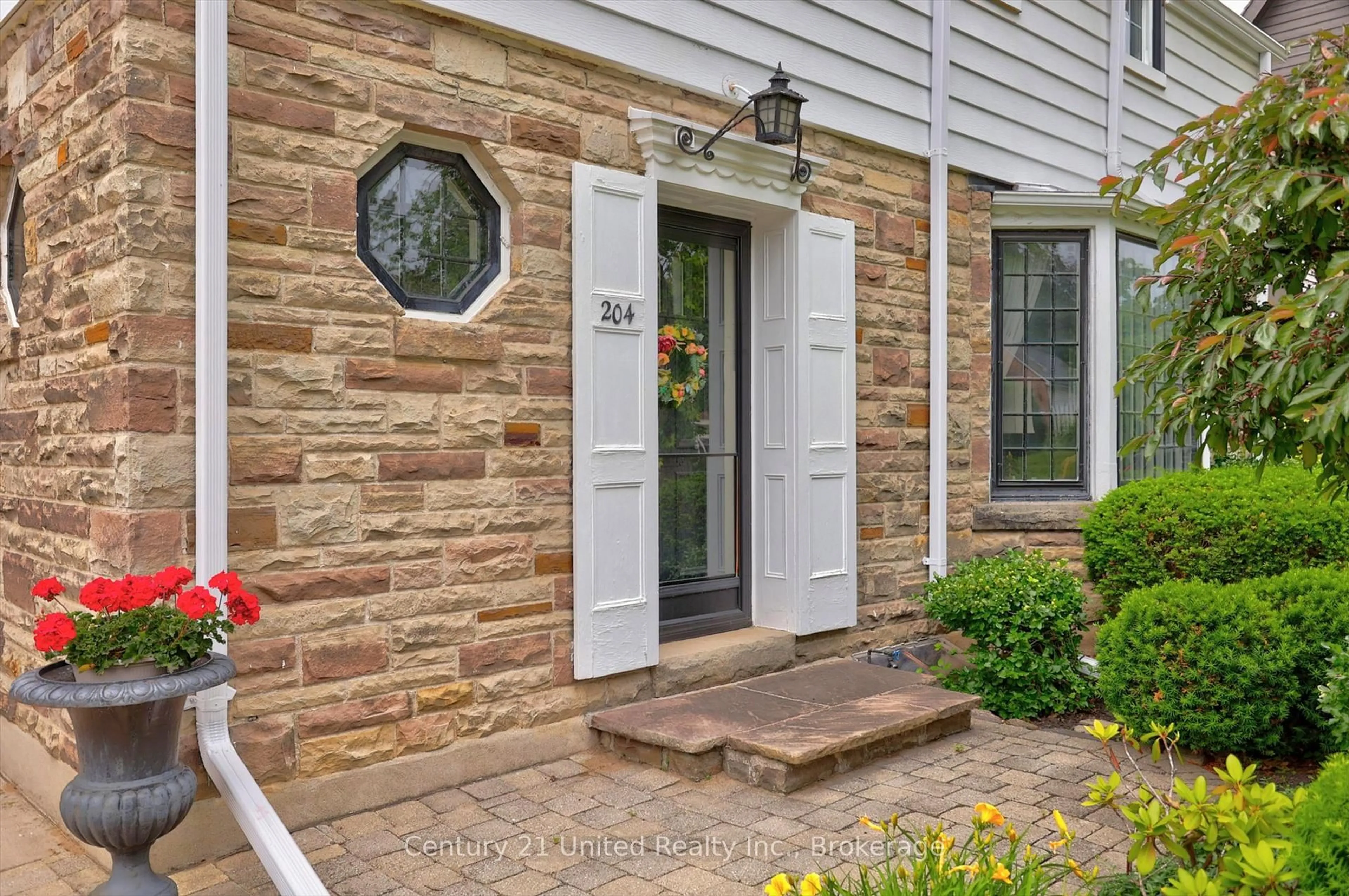 Indoor entryway for 204 O'Carroll Ave, Peterborough Ontario K9H 4V4