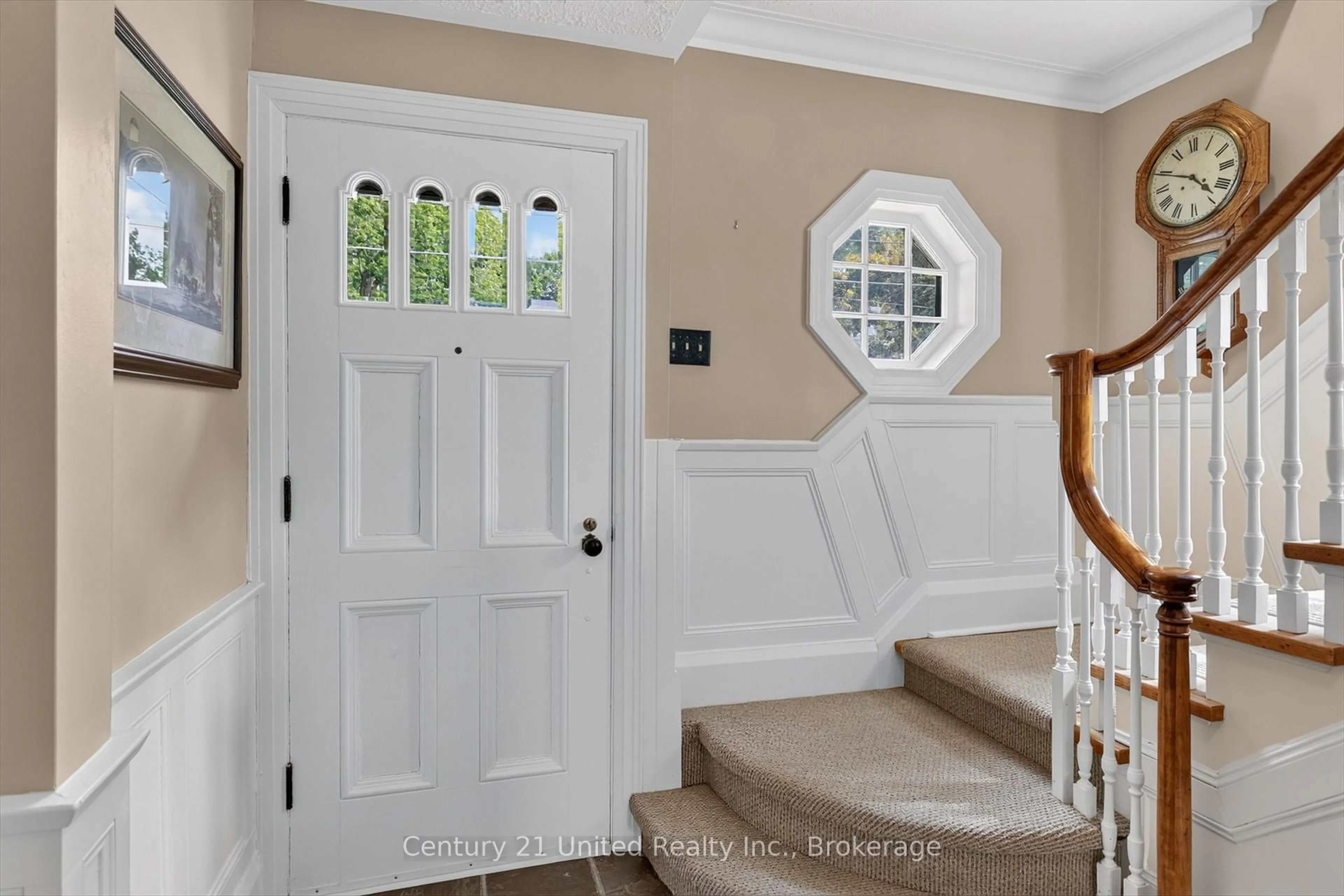Indoor entryway for 204 O'Carroll Ave, Peterborough Ontario K9H 4V4