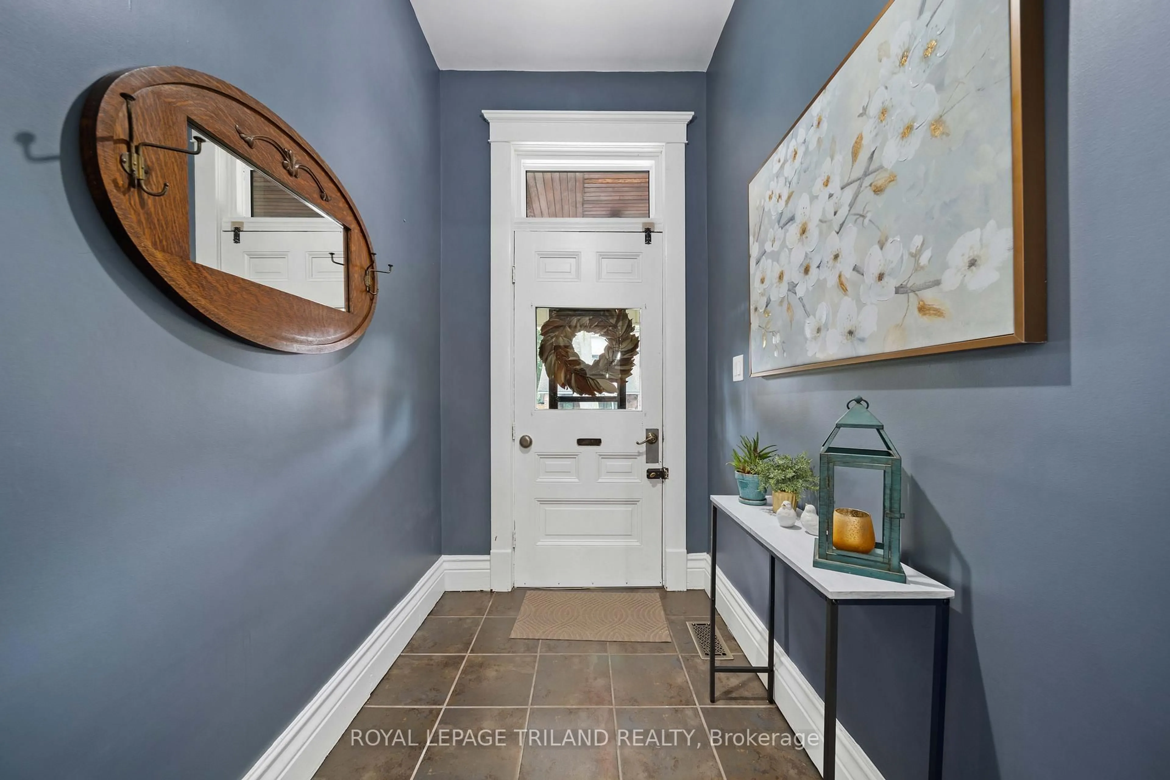 Indoor entryway for 946 Dufferin Ave, London East Ontario N5W 3K2