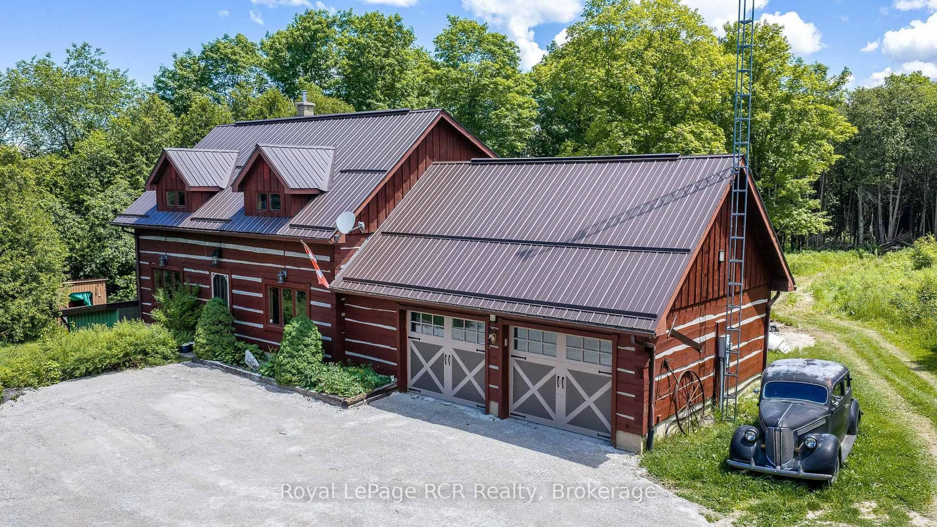 A pic from outside/outdoor area/front of a property/back of a property/a pic from drone, building for 113 Crawford Rd, Chatsworth Ontario N0H 1C0