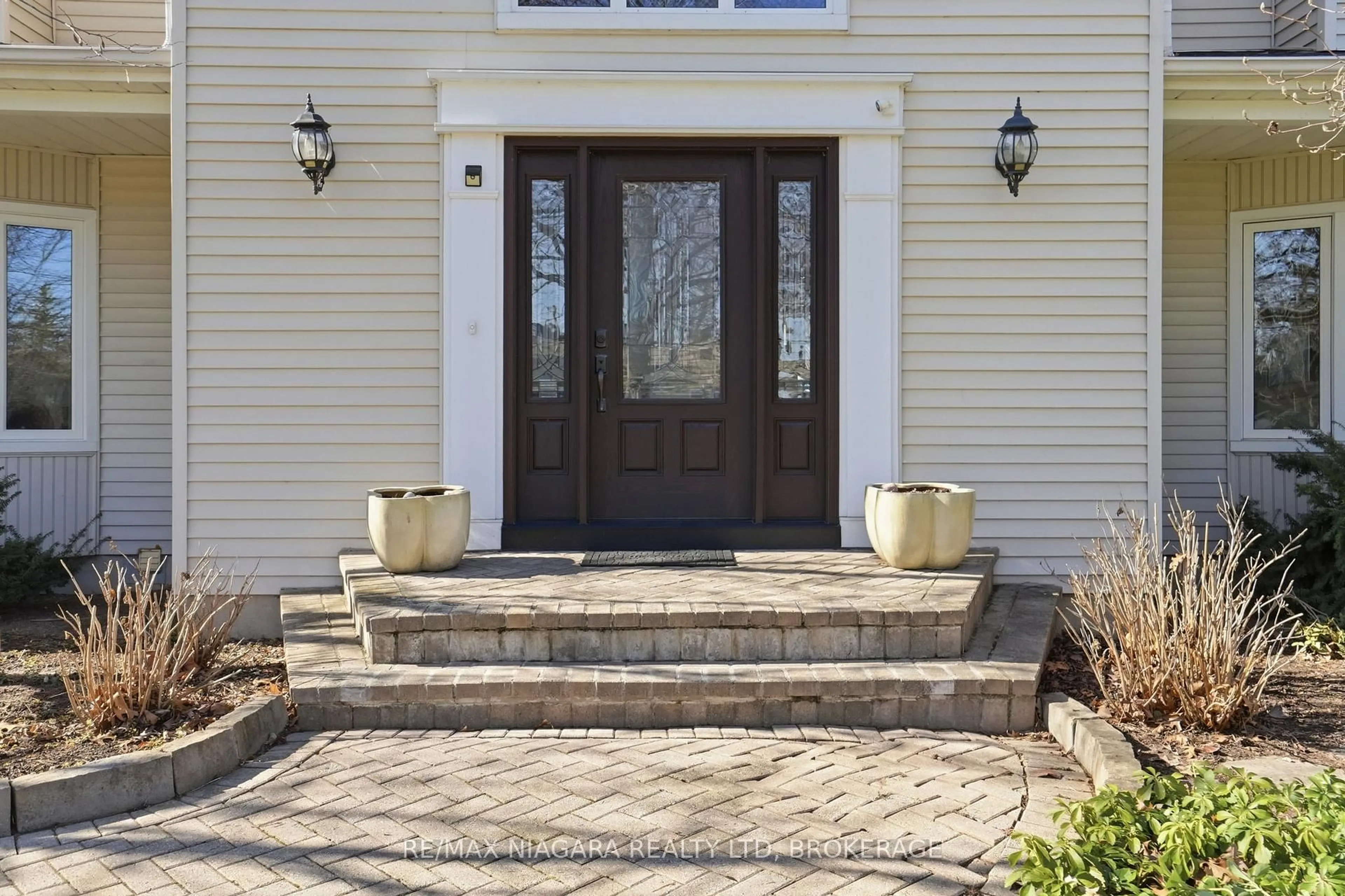 Indoor entryway for 50 Henley Dr, St. Catharines Ontario L2N 4A9