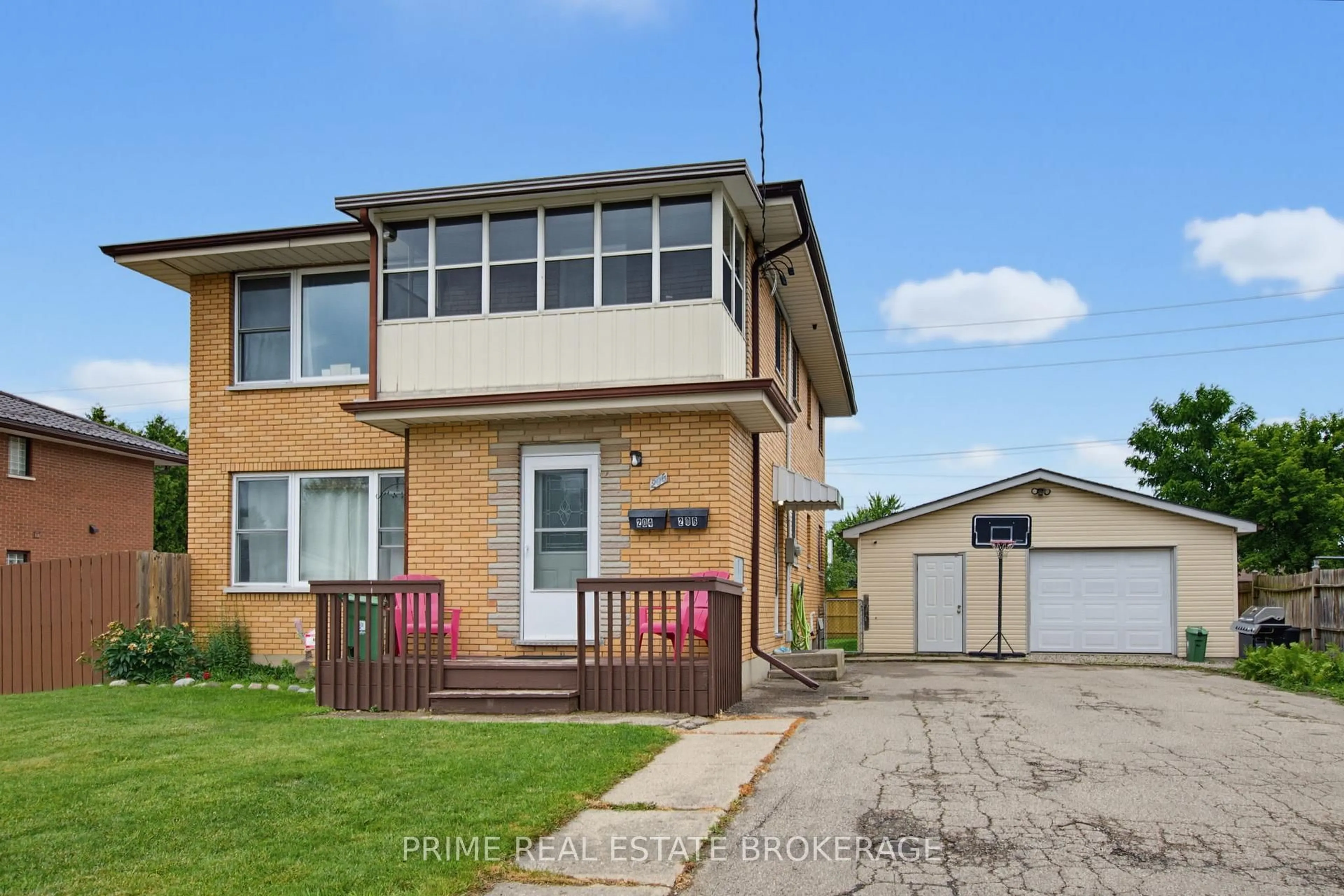 A pic from outside/outdoor area/front of a property/back of a property/a pic from drone, street for 204 Burnside Dr, London East Ontario N5V 1B7