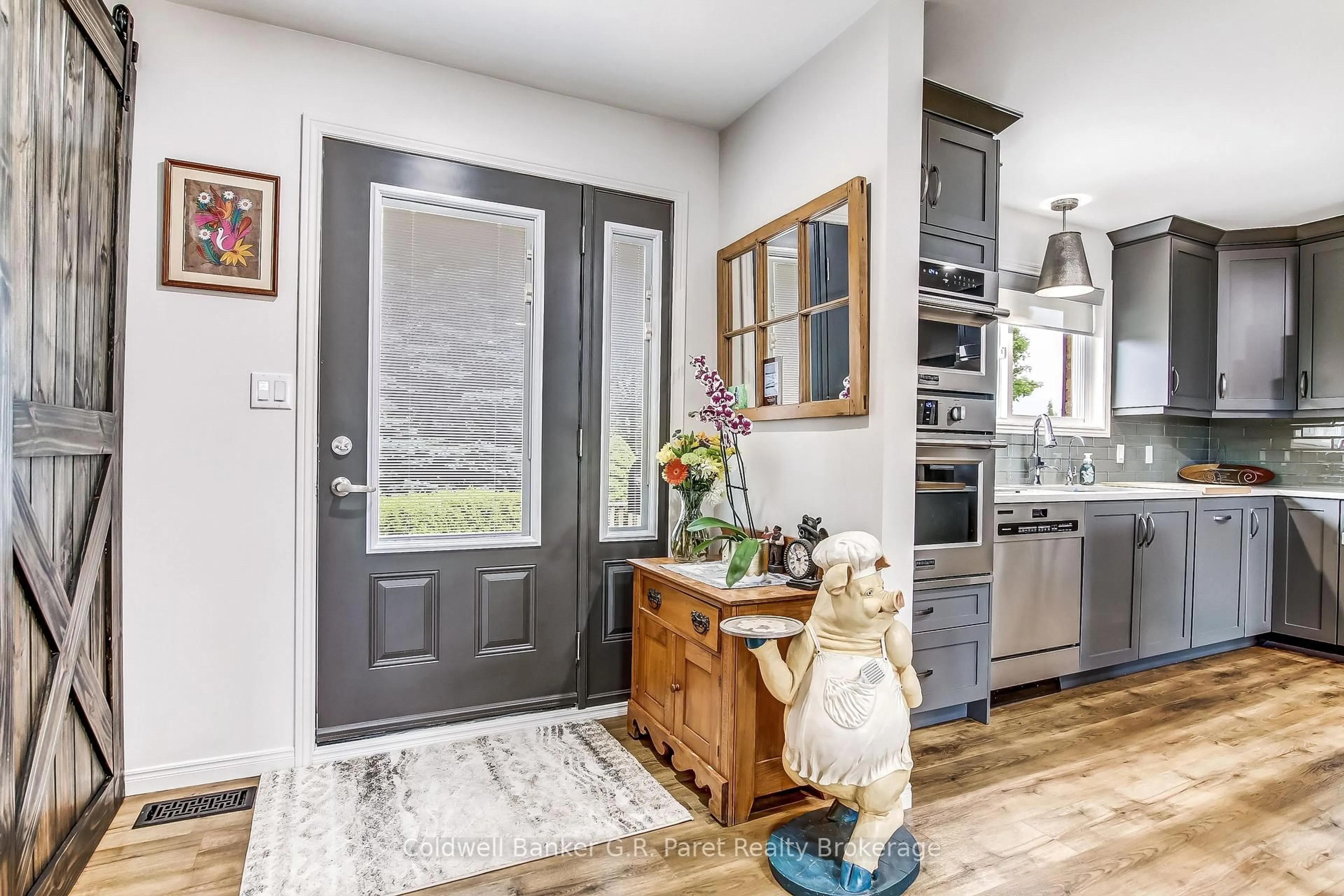 Indoor entryway for 28 Peggy Ave, South-West Oxford Ontario N0J 1N0