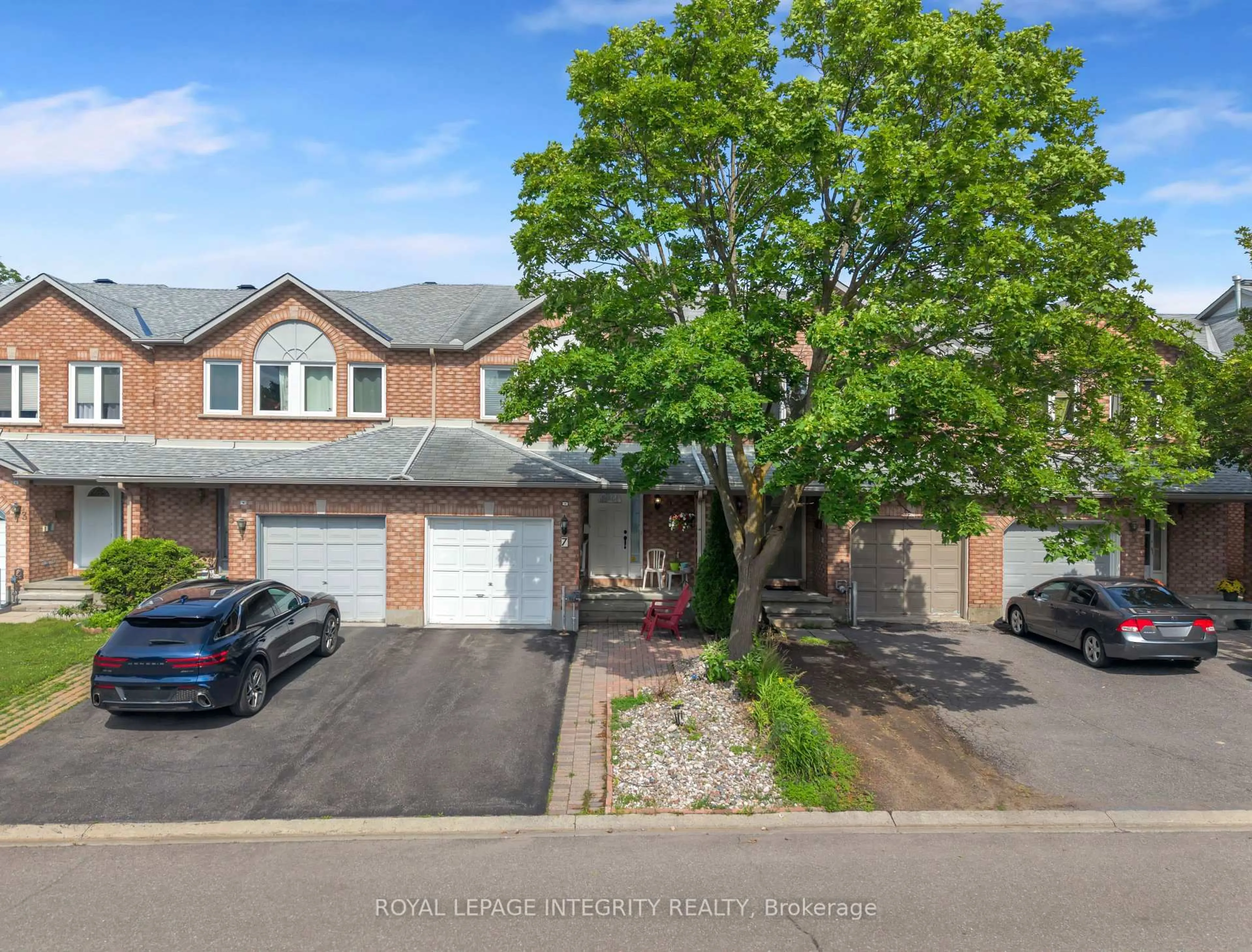 A pic from outside/outdoor area/front of a property/back of a property/a pic from drone, street for 7 Westpointe Cres, Ottawa Ontario K2G 5Z1